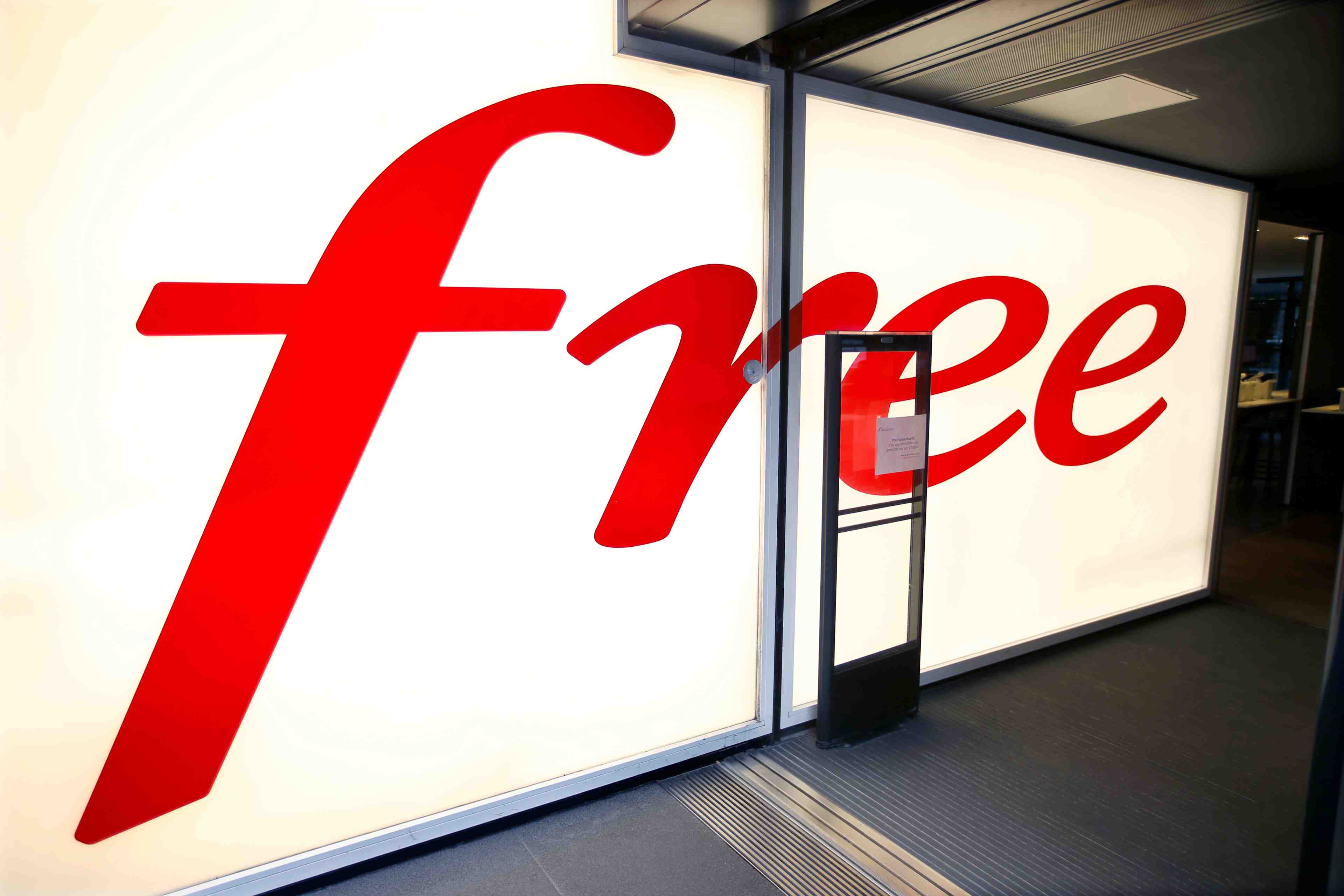 Interpelle par ses clients, free lance une box alternative