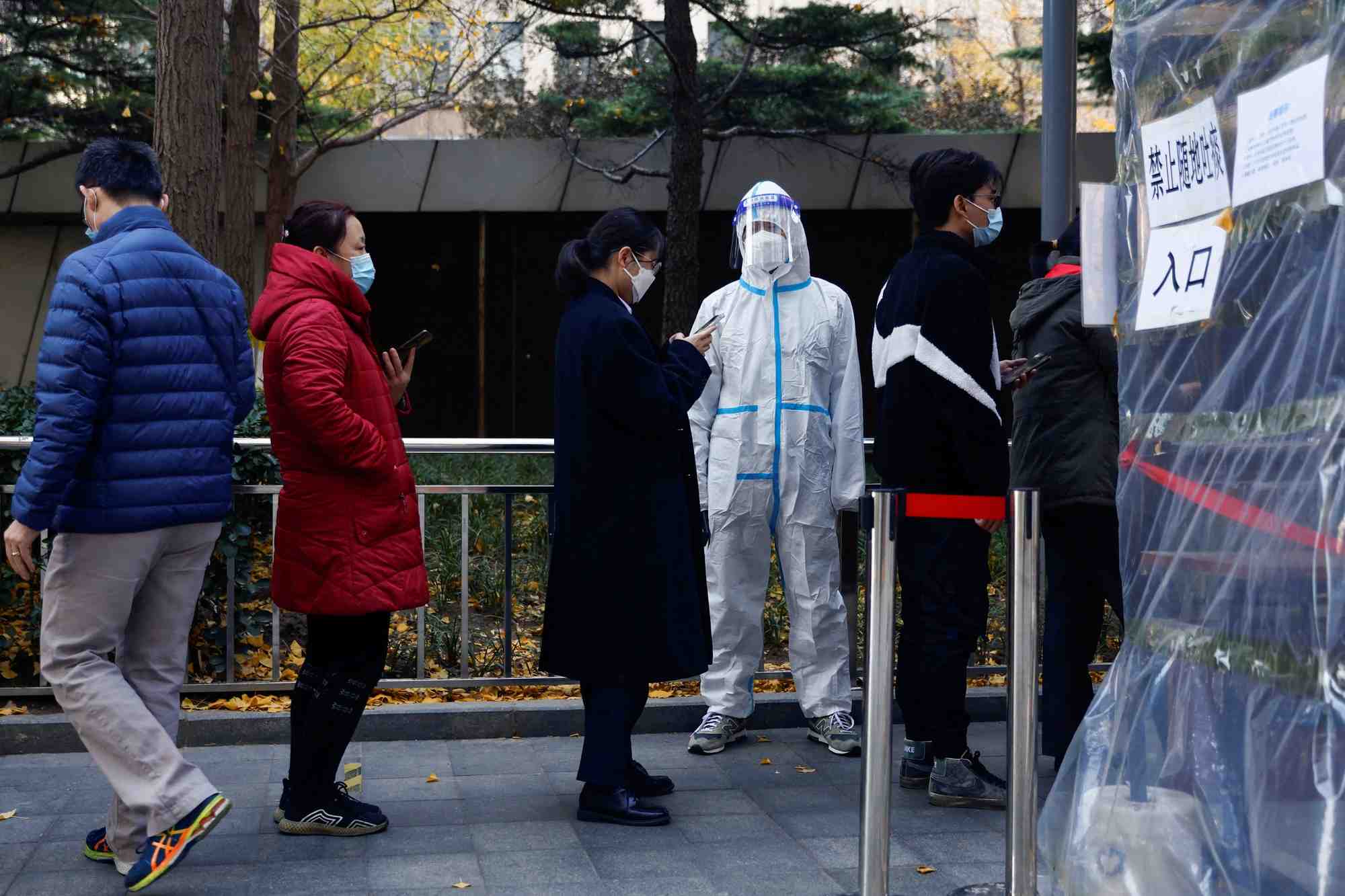 Des gens font la queue a pekin pour passer un test de depistage du coronavirus