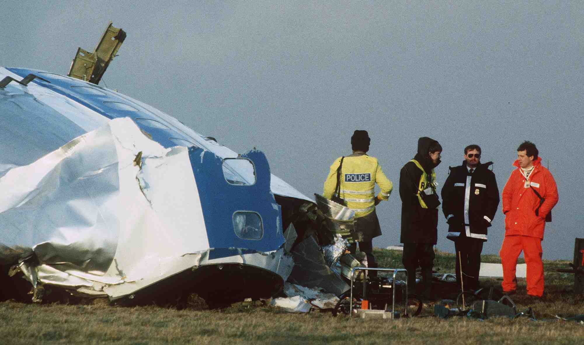 Photo d'archives des enqueteurs ecossais sur le site de l'attentat a la bombe contre le vol 103 de la pan am a lockerbie en 1988