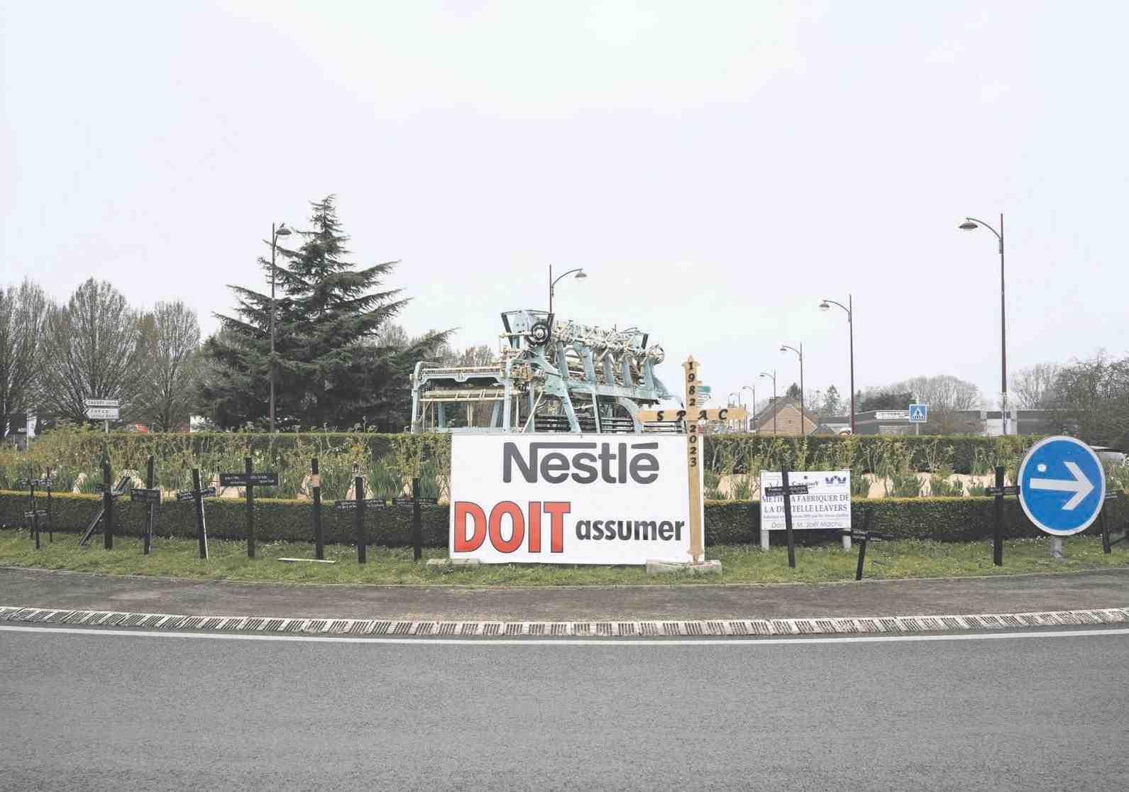 En mars 2023, l’usine Buitoni de Caudry est mise à l’arrêt. En signe de protestation, les salariés plantent des croix à leur nom autour d’un rond-point.