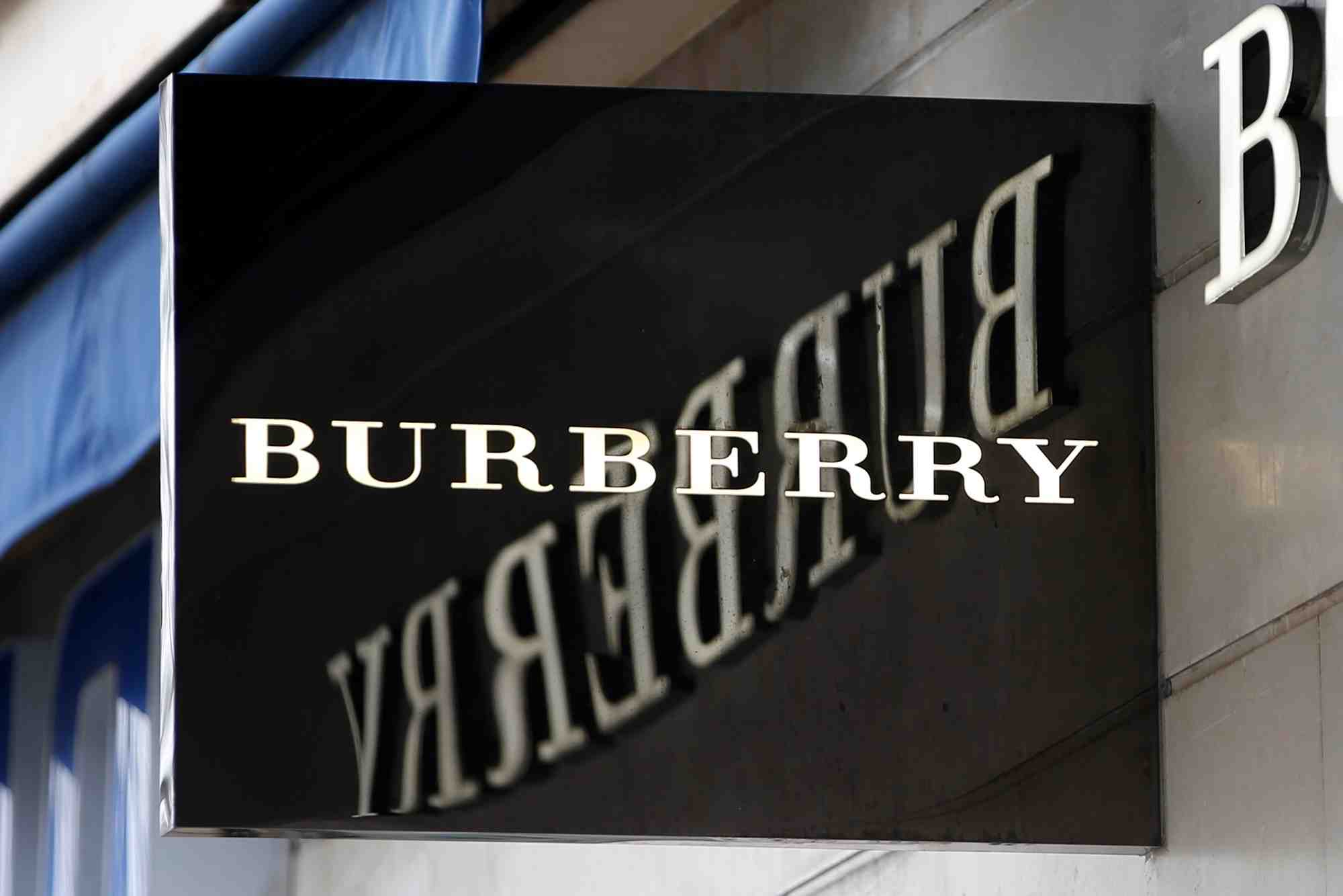 L'emblématique marque de luxe britannique, Burberry, connaît une période financière très difficile.