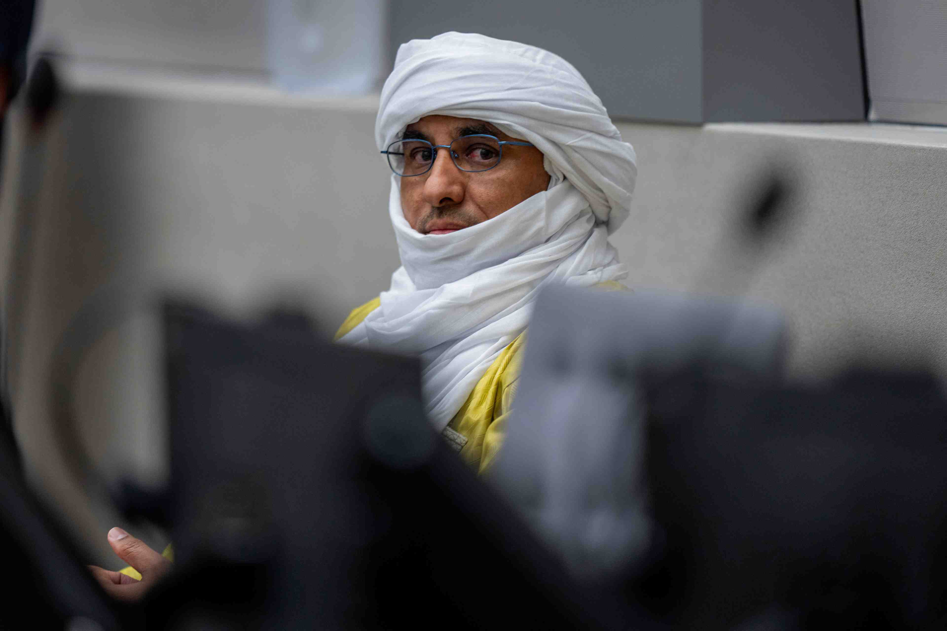 Al hassan ag abdoul aziz ag mohamed ag mahmoud attend dans la salle d'audience de la cour penale internationale