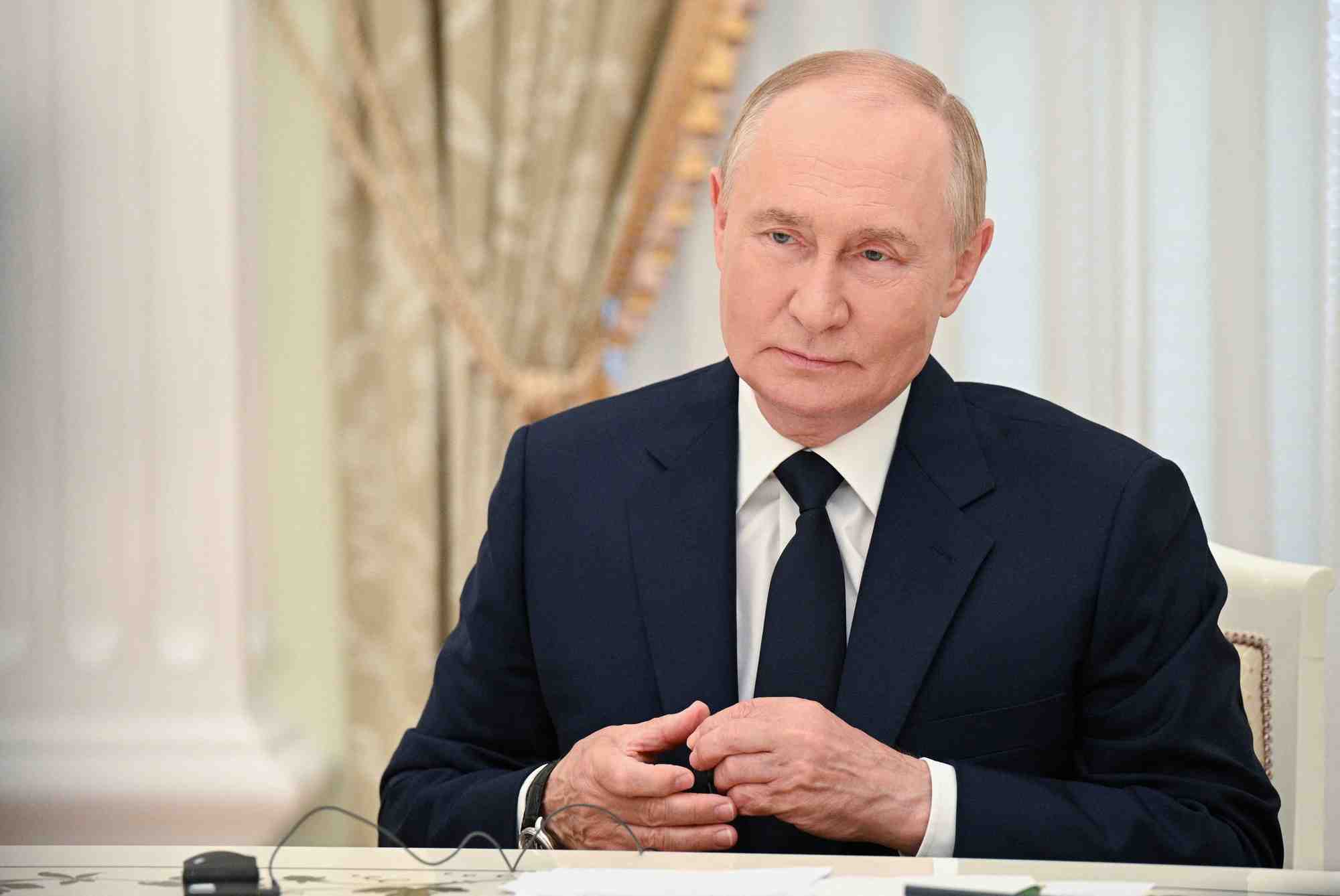 Le president russe vladimir poutine lors d'une reunion avec le premier ministre chinois li qiang a moscou