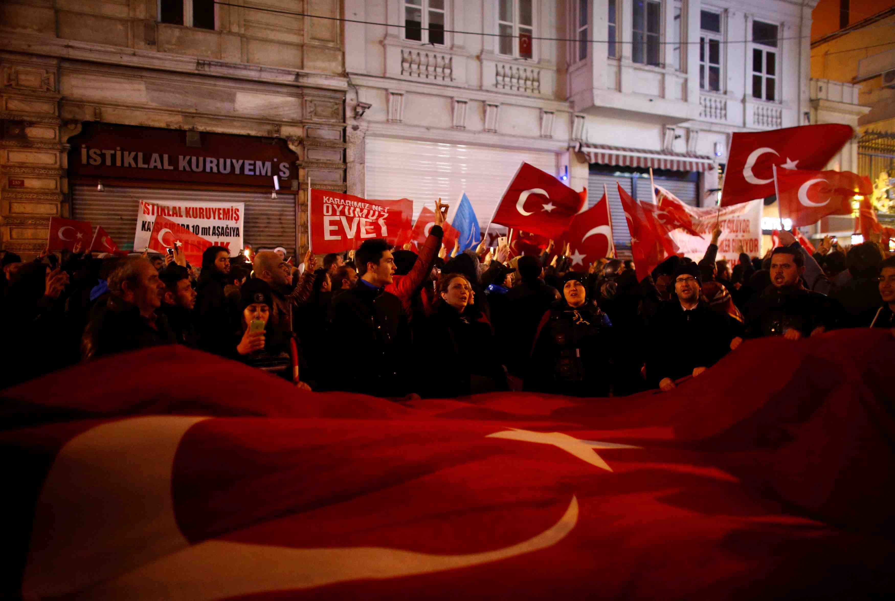 La turquie promet des represailles aux pays-bas