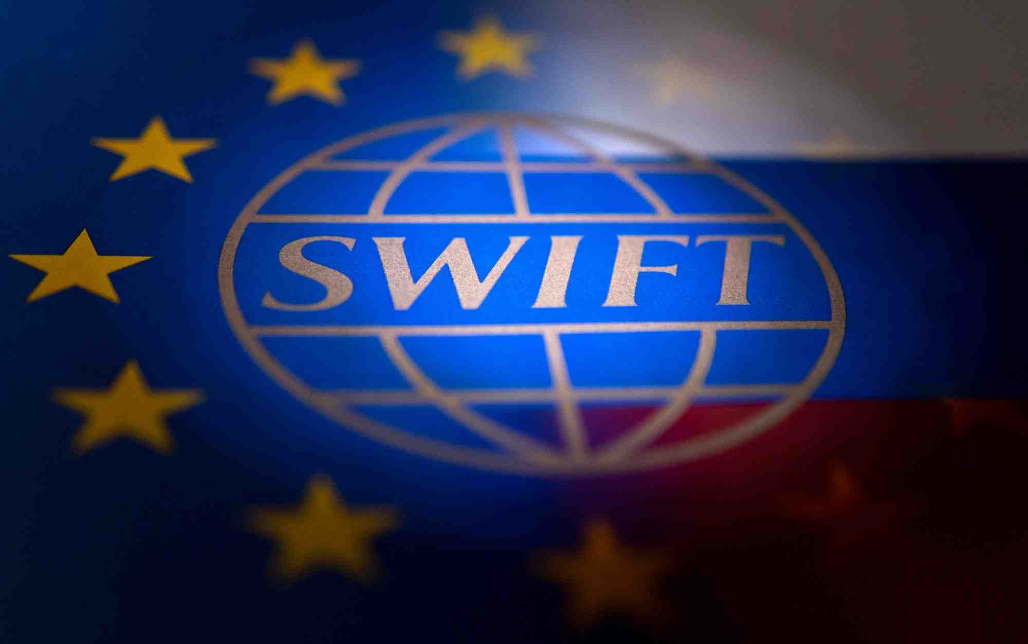 Swift dit se preparer a se conformer aux restrictions imposees aux banques russes