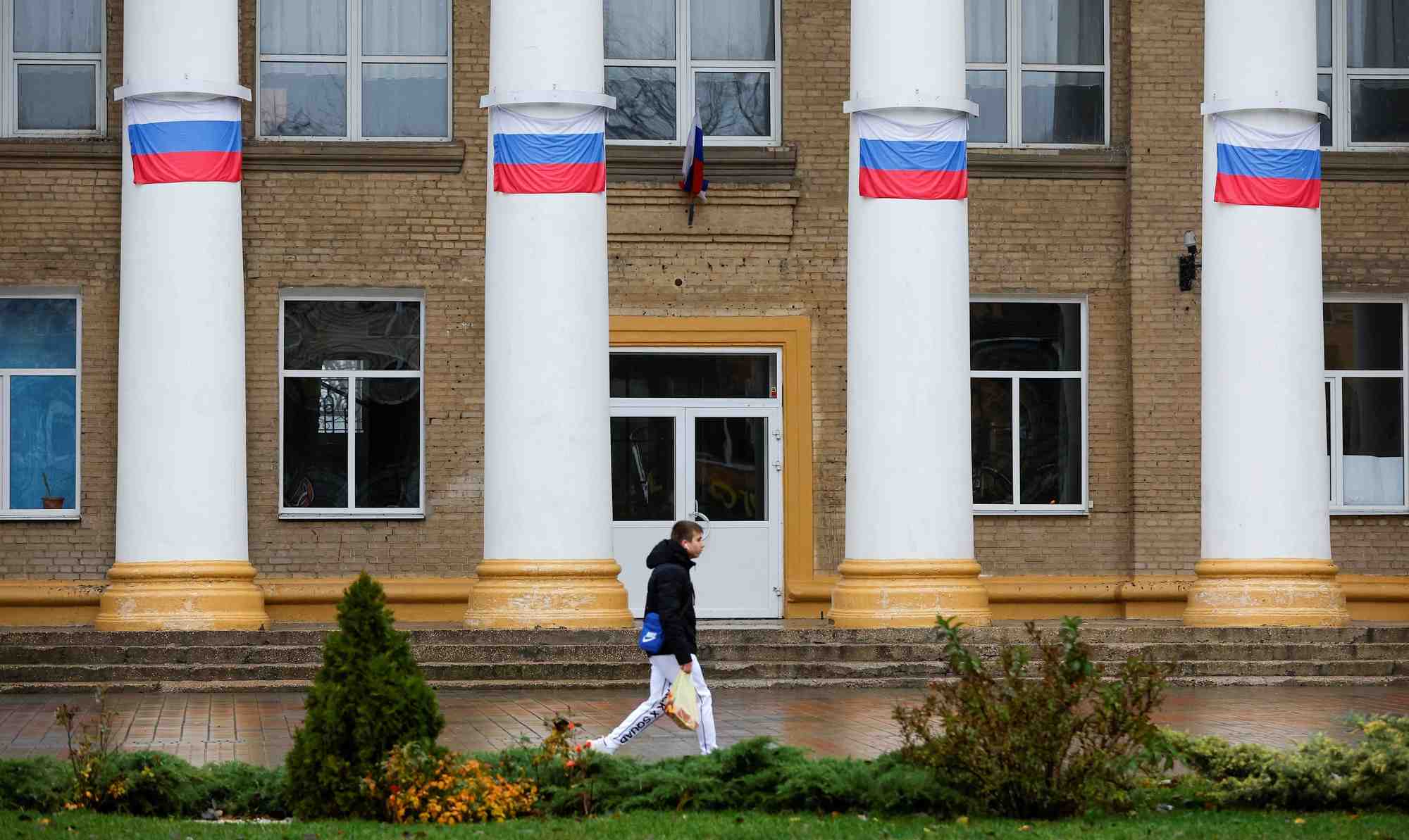 Photo d'archives de drapeaux nationaux russes a l'exterieur d'un batiment dans la ville ukrainienne de melitopol