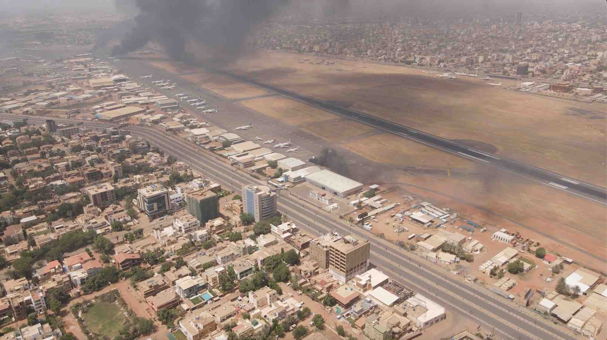 De la fumee s'eleve au-dessus de la ville de khartoum, au soudan