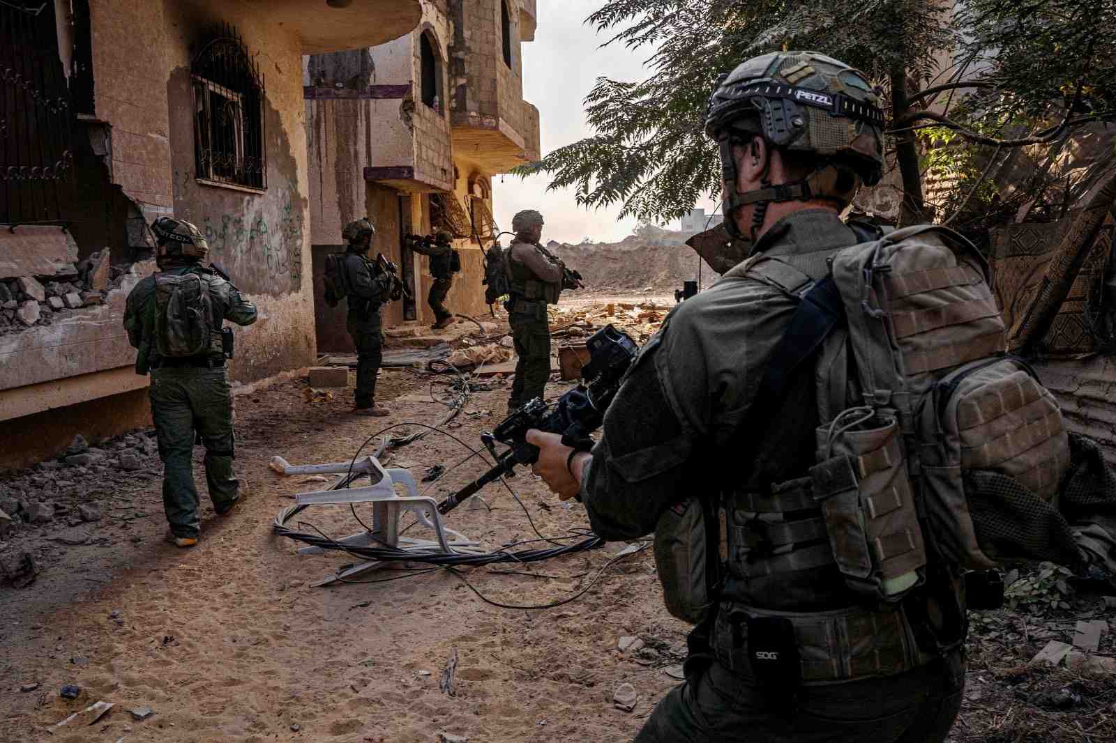 Des soldats israeliens operent dans la bande de gaza