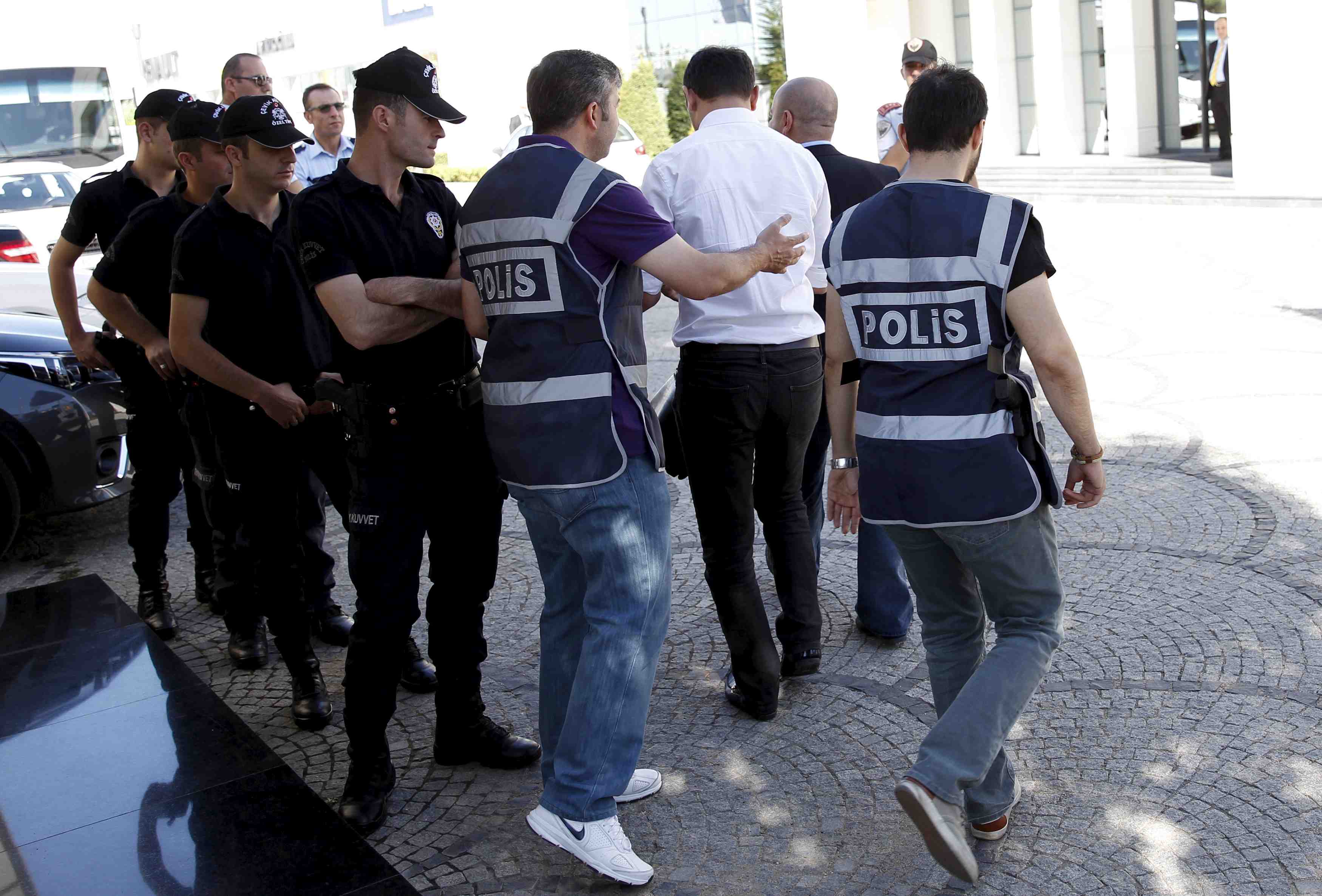 Perquisitions en turquie dans des societes proches d'un opposant