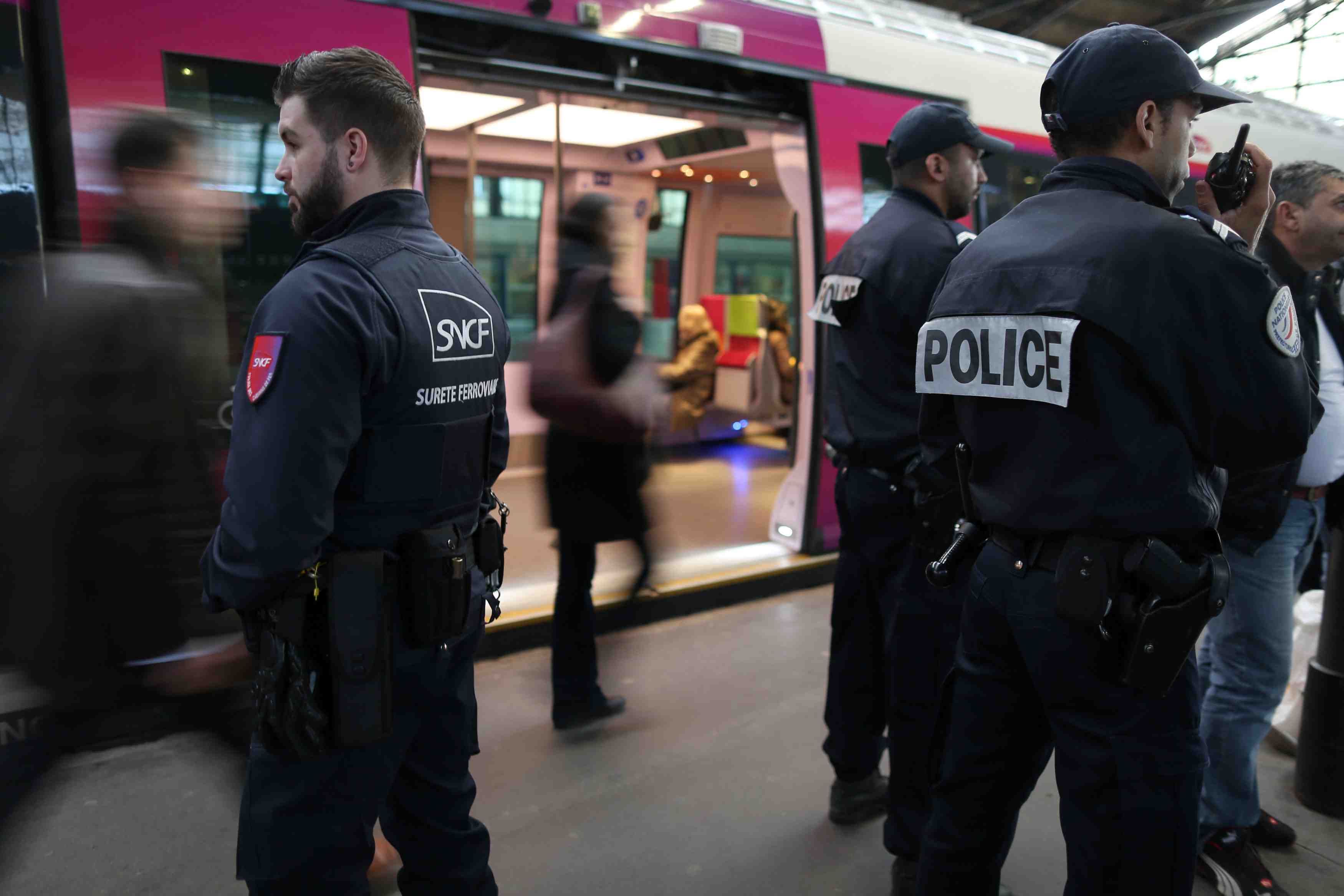 Huit suspects seraient recherches apres bruxelles et paris