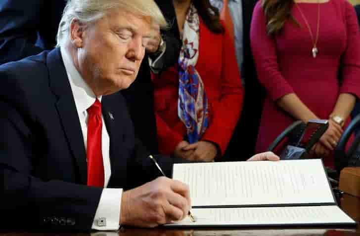 Trump ordonne une reforme de la regulation financiere