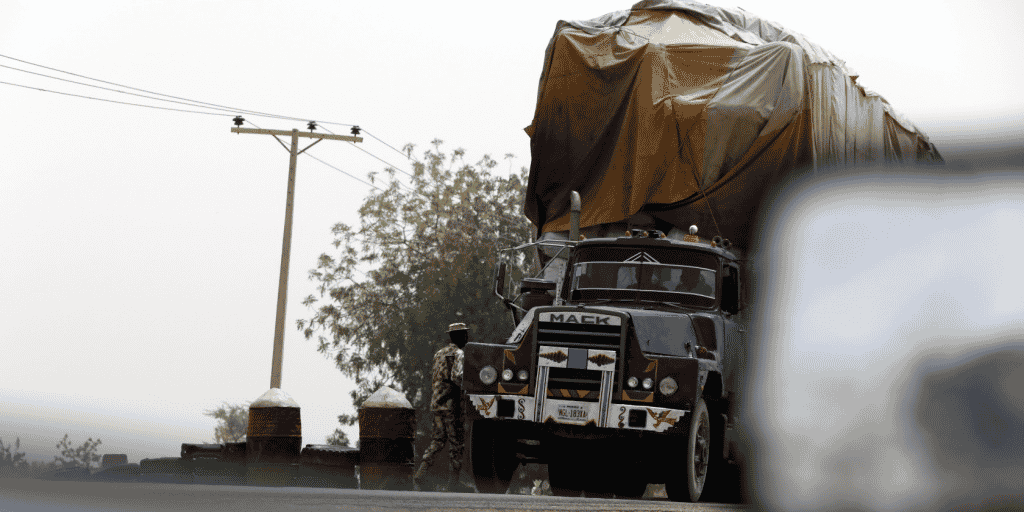 militaire Nigeria contrôle camion transport