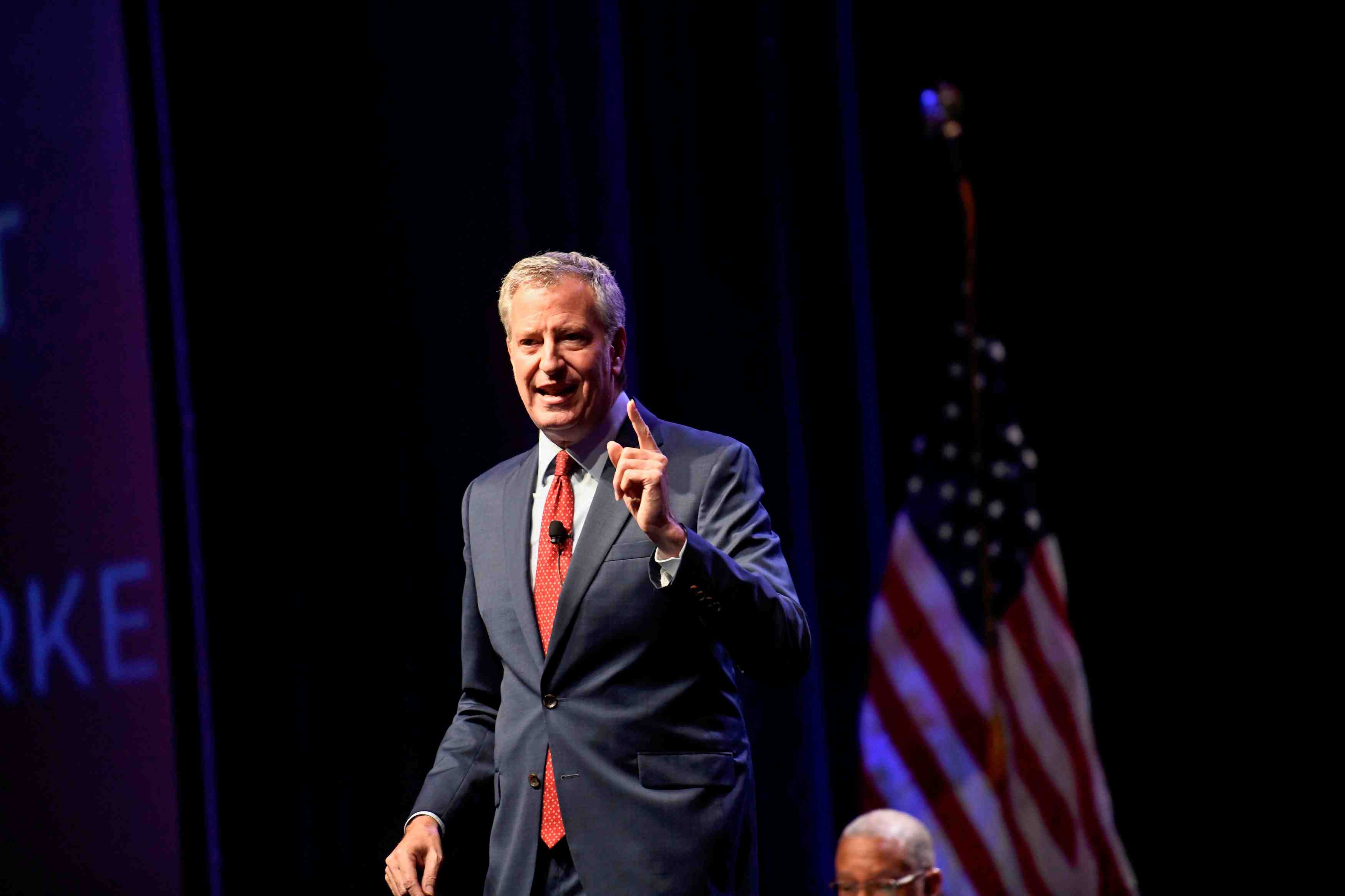 Le maire de new york retire sa candidature a la primaire democrate