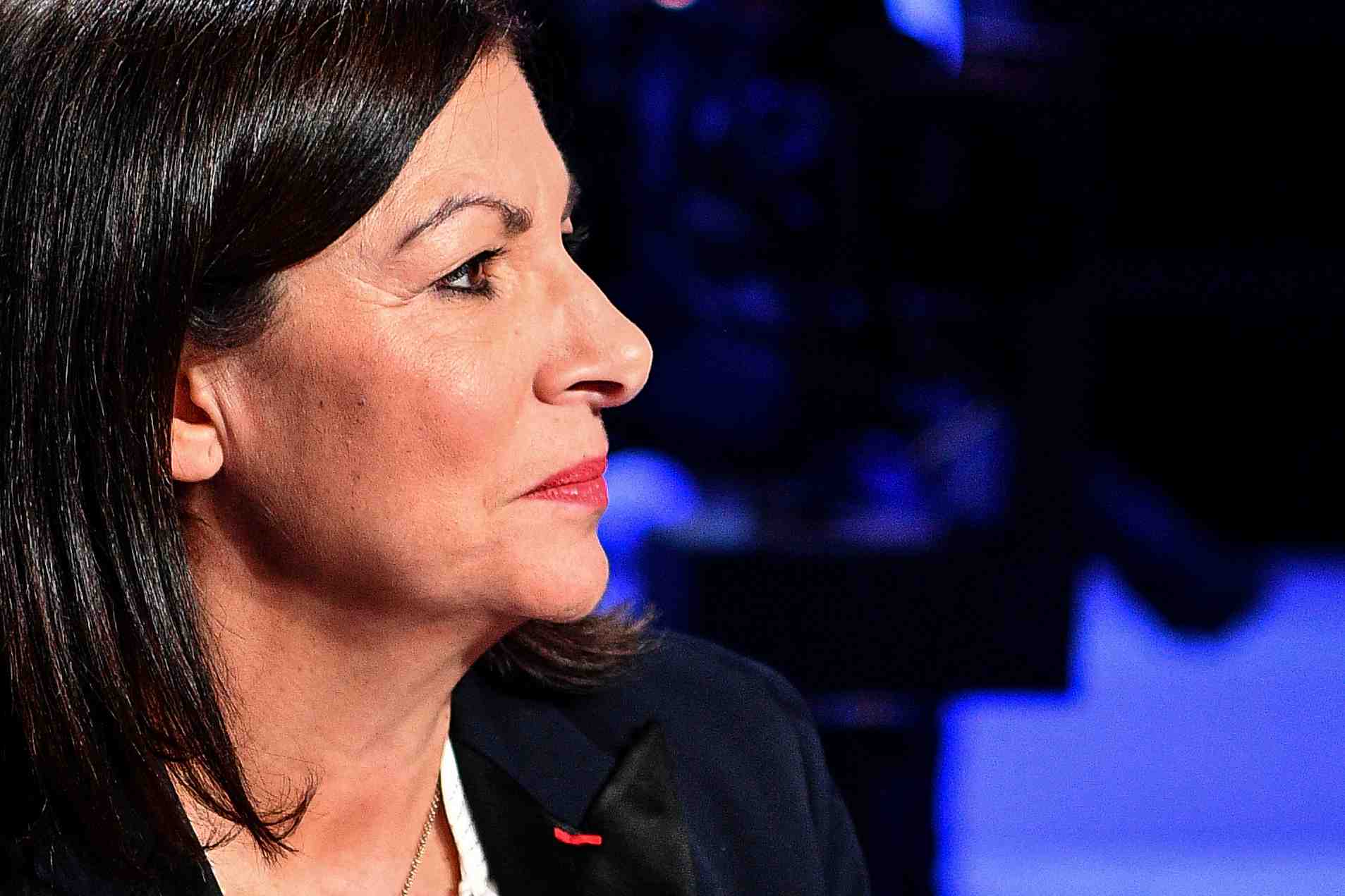 Paris va installer du gel hydroalcoolique dans les lieux publics, les ecoles, annonce hidalgo