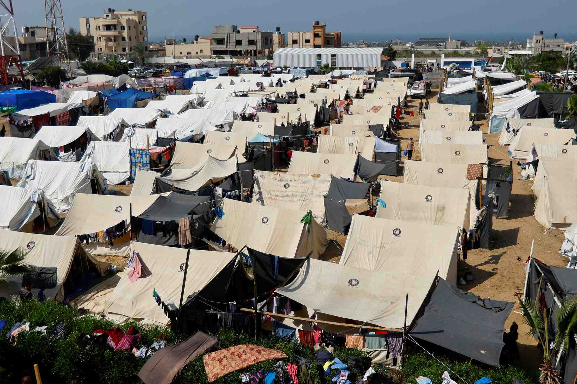 Des palestiniens s'abritent dans un camp gere par les nations unies a khan younis