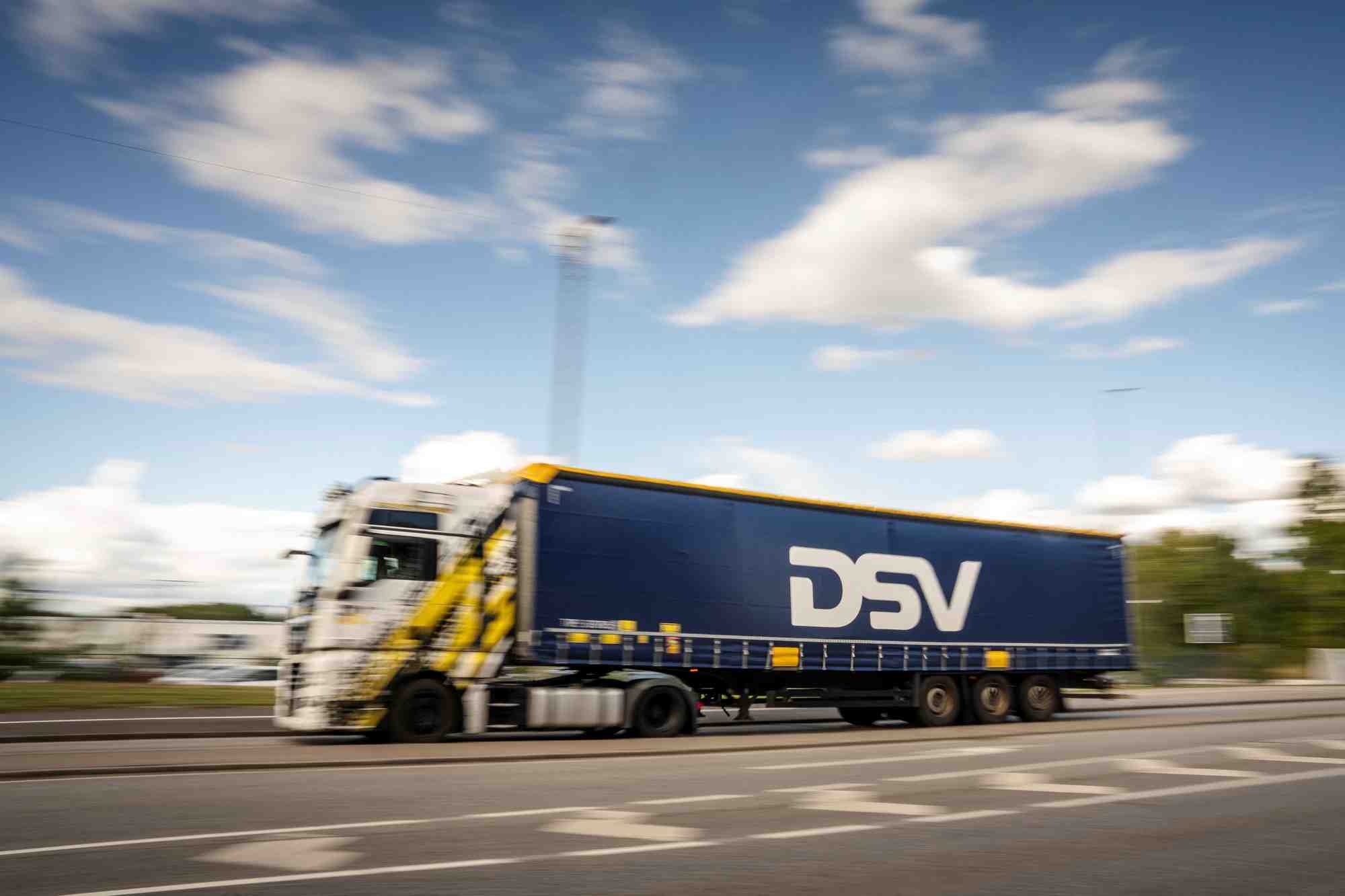 Un vehicule de la societe de transport dsv