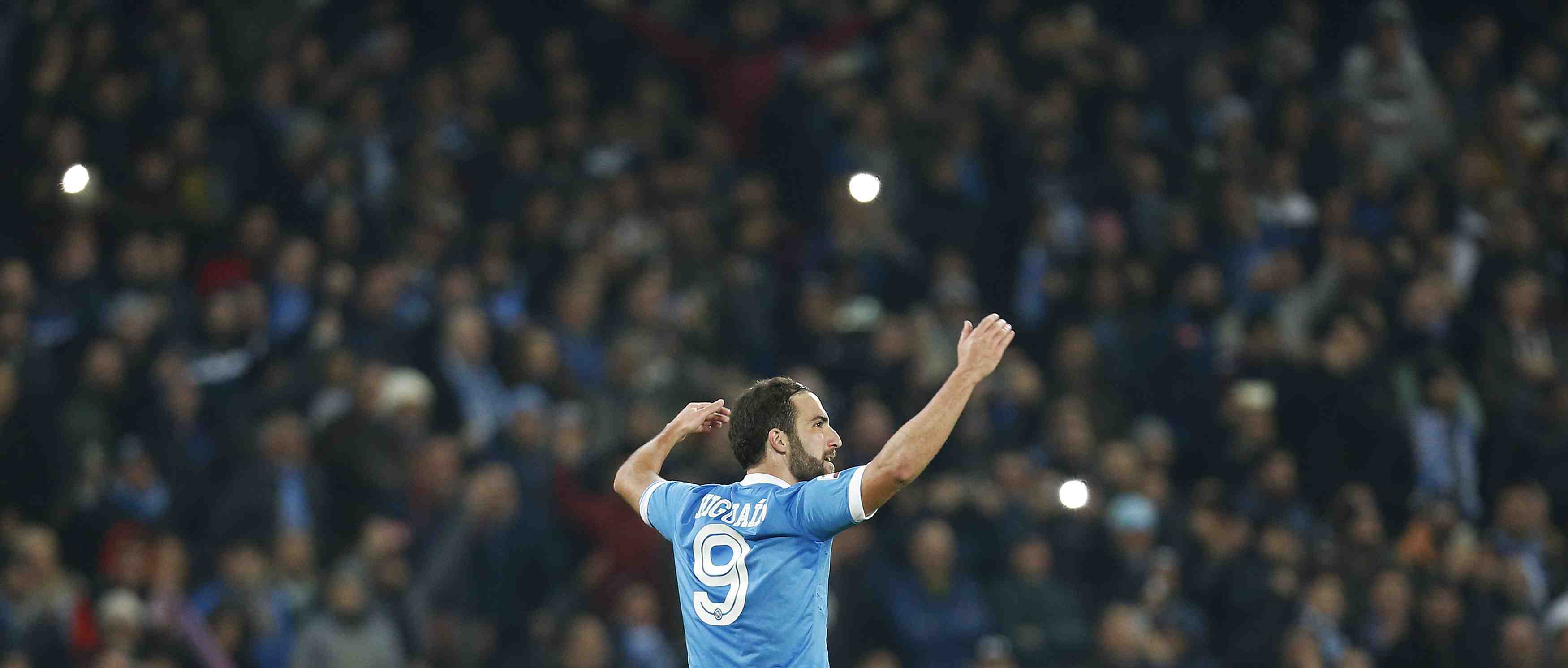 Higuain signe un double et naples depasse l'inter