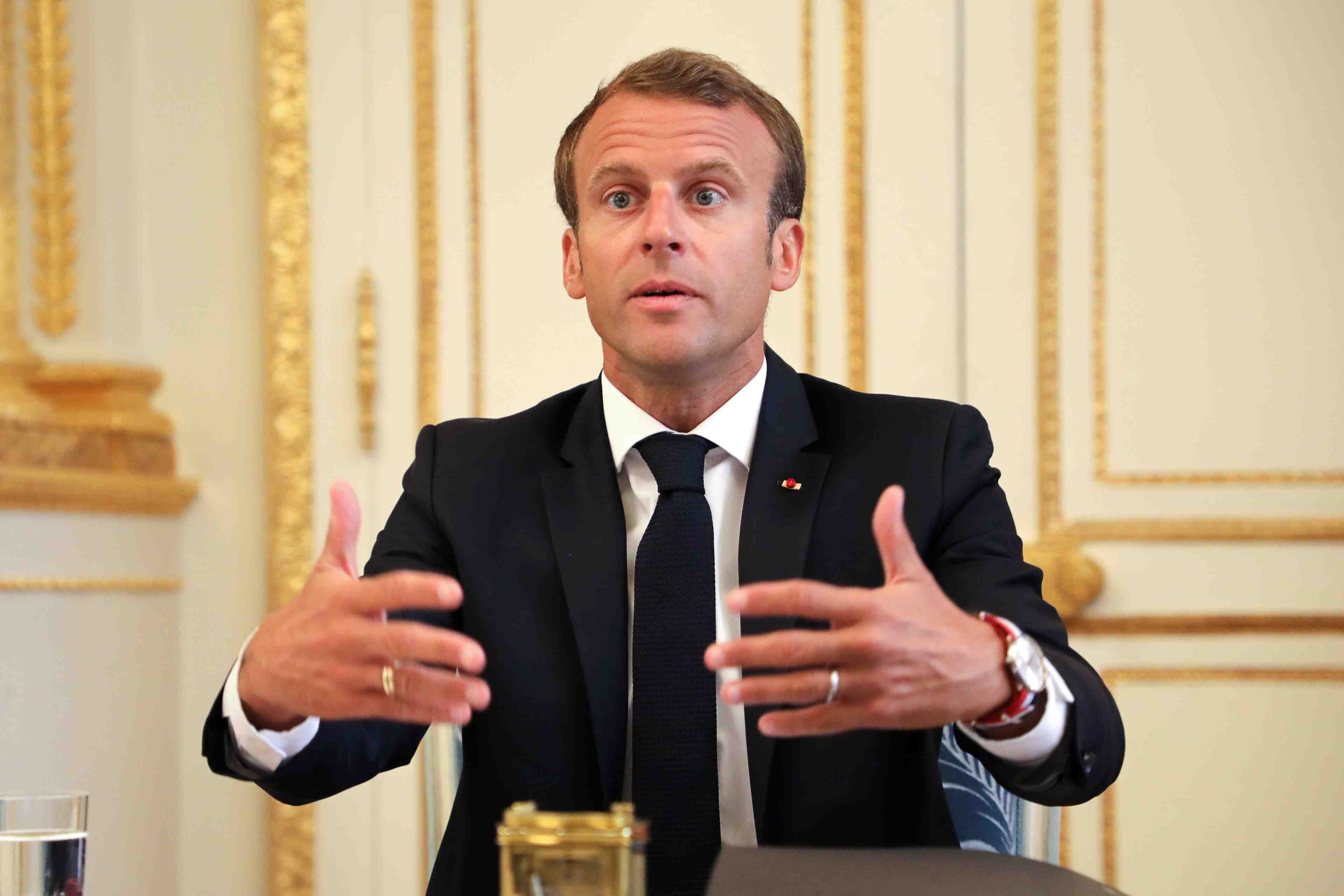 Emmanuel macron appelle le gouvernement a "tenir"
