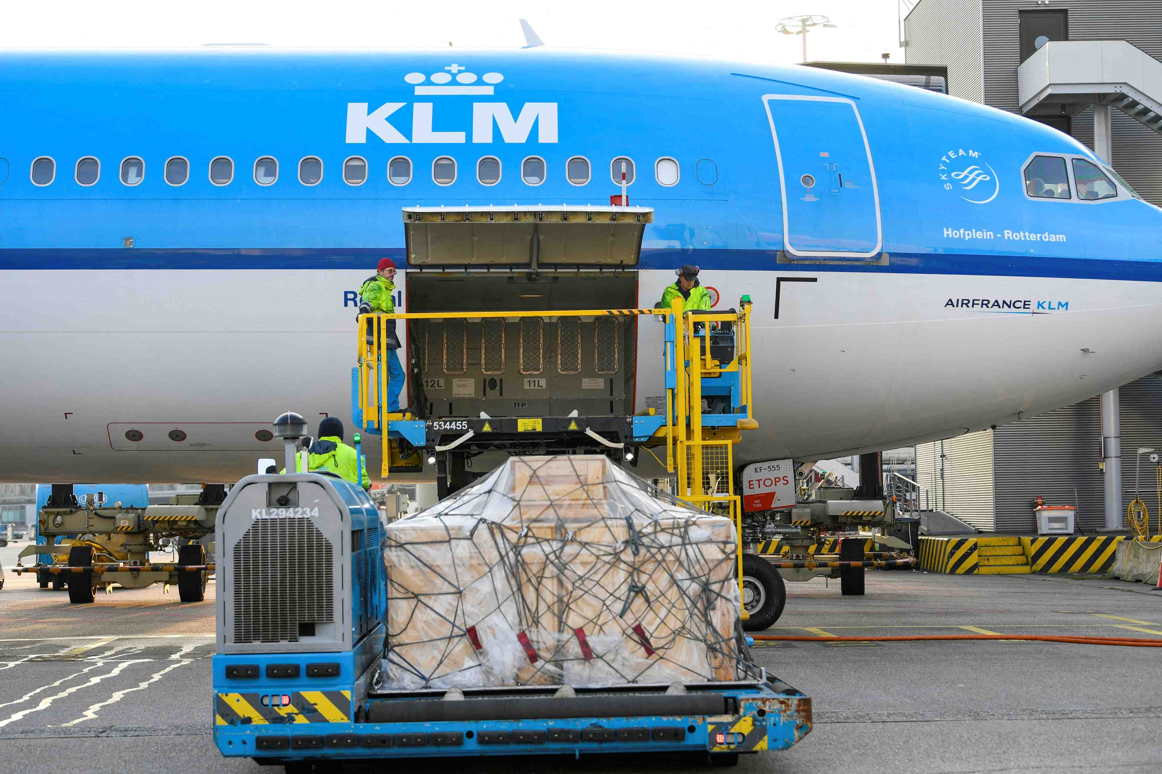 Klm et lufthansa suspendent leurs vols vers la russie