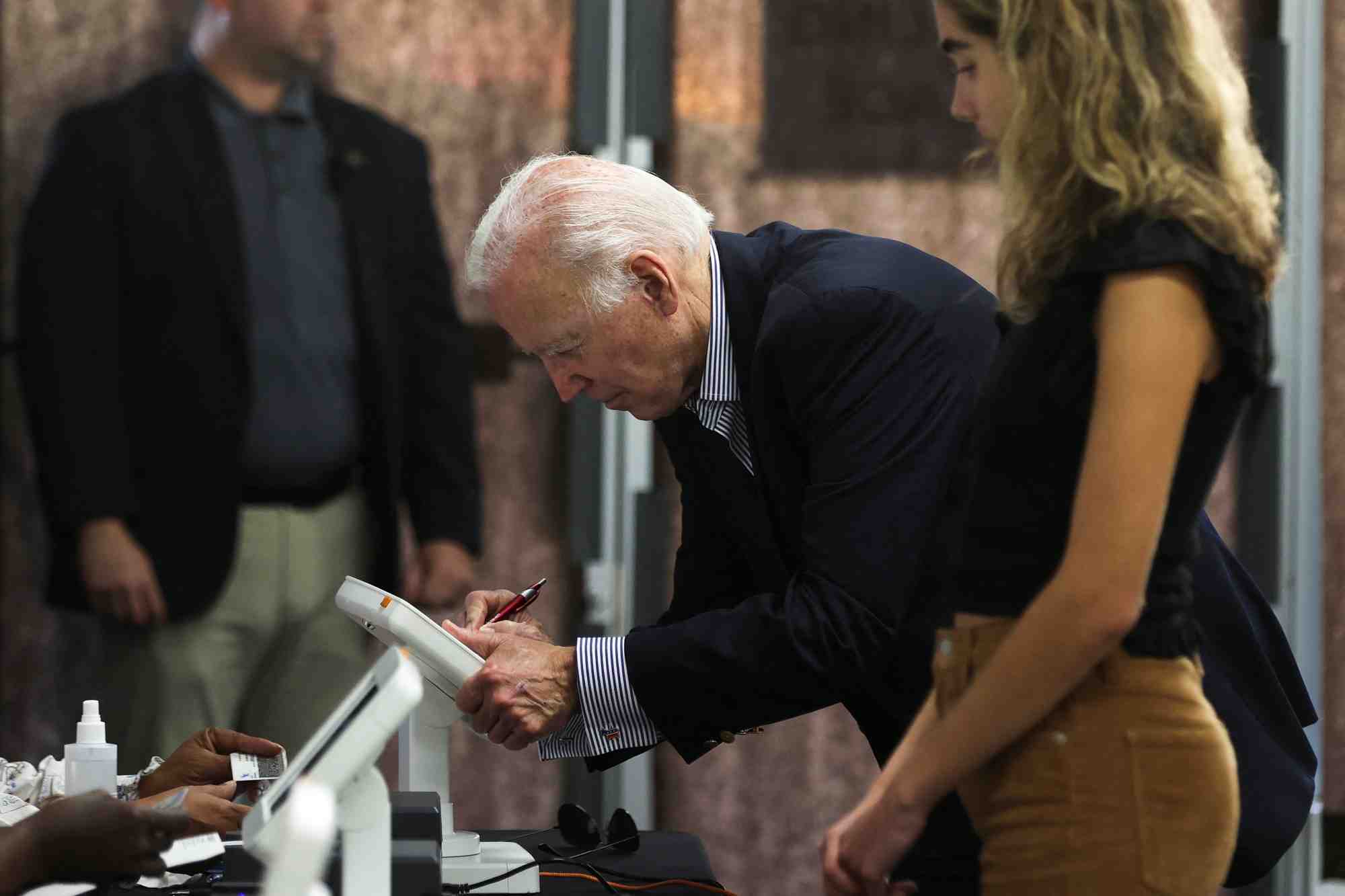 Le president americain joe biden se prepare a voter de facon anticipee aux elections de mi-mandat