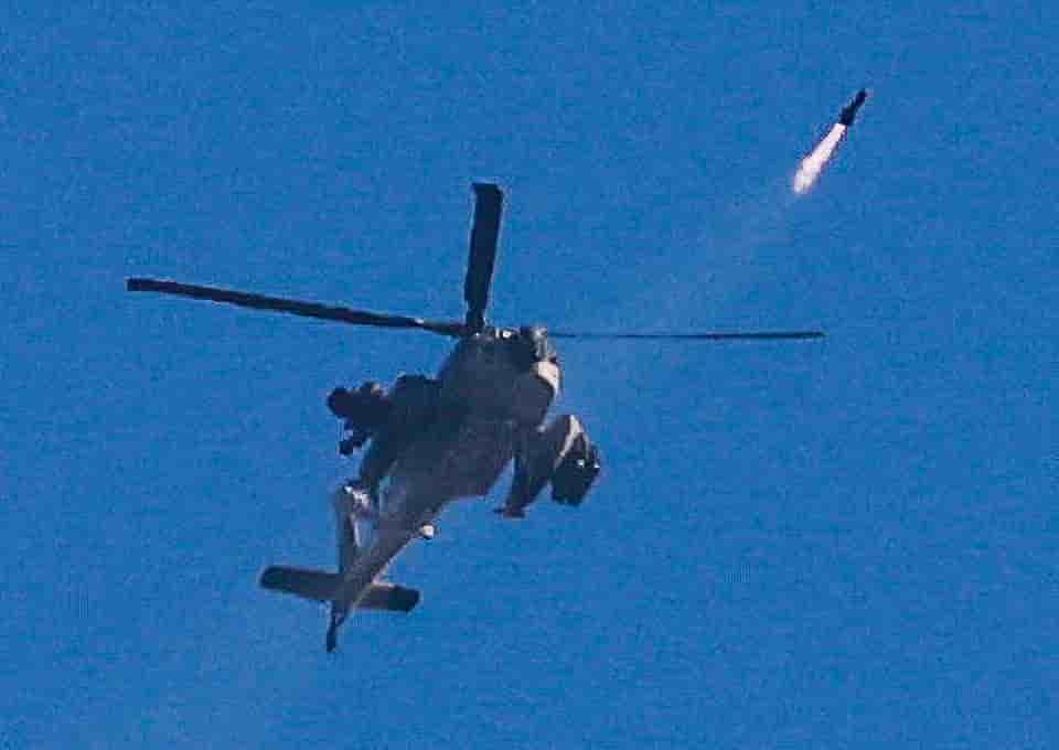 De la fumee s'eleve dans le nord de la bande de gaza a la suite d'une frappe aerienne israelienne