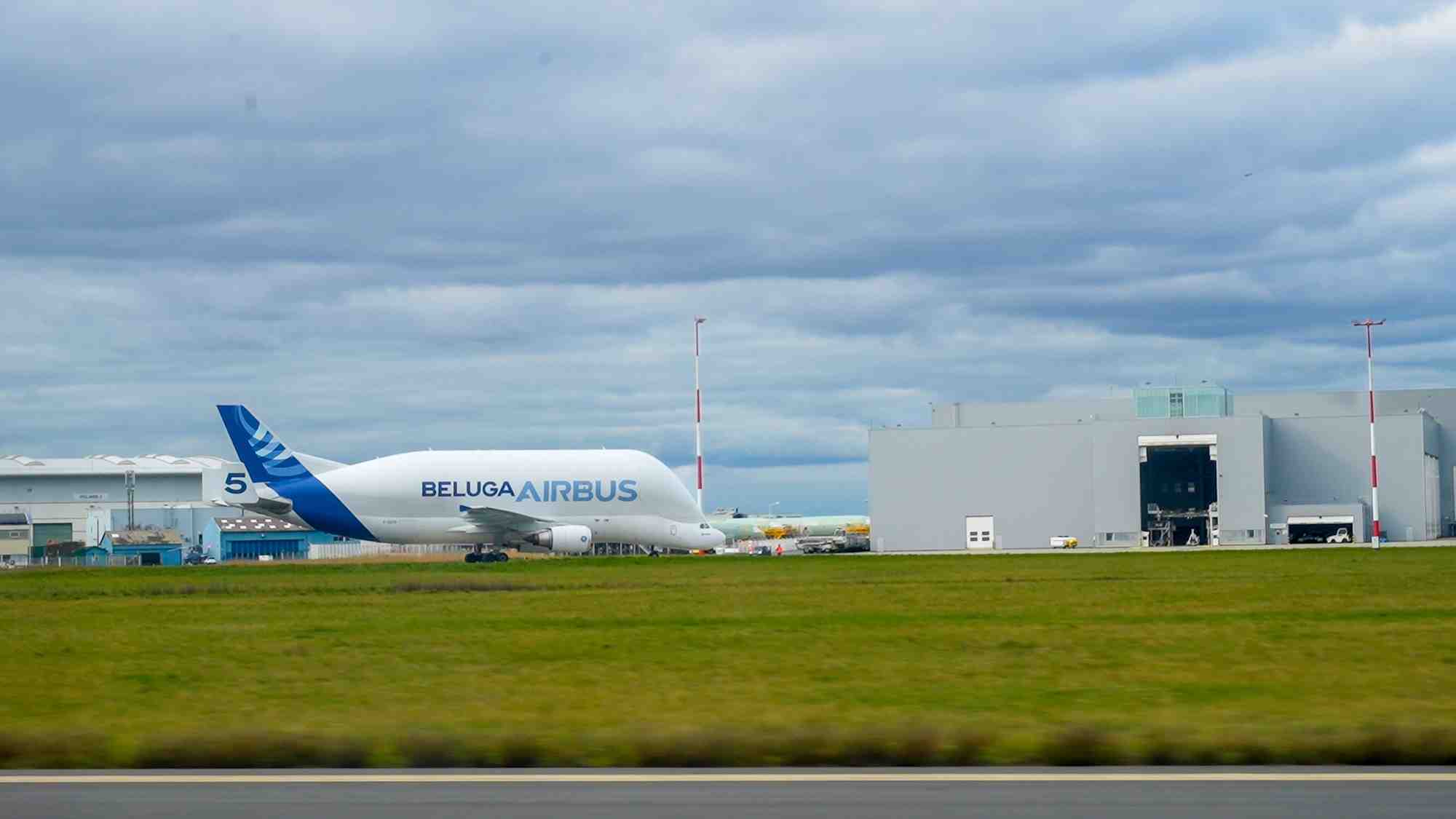 Depuis cet été, le carburant d’aviation durable est utilisé pour avitailler le Beluga d’Airbus.