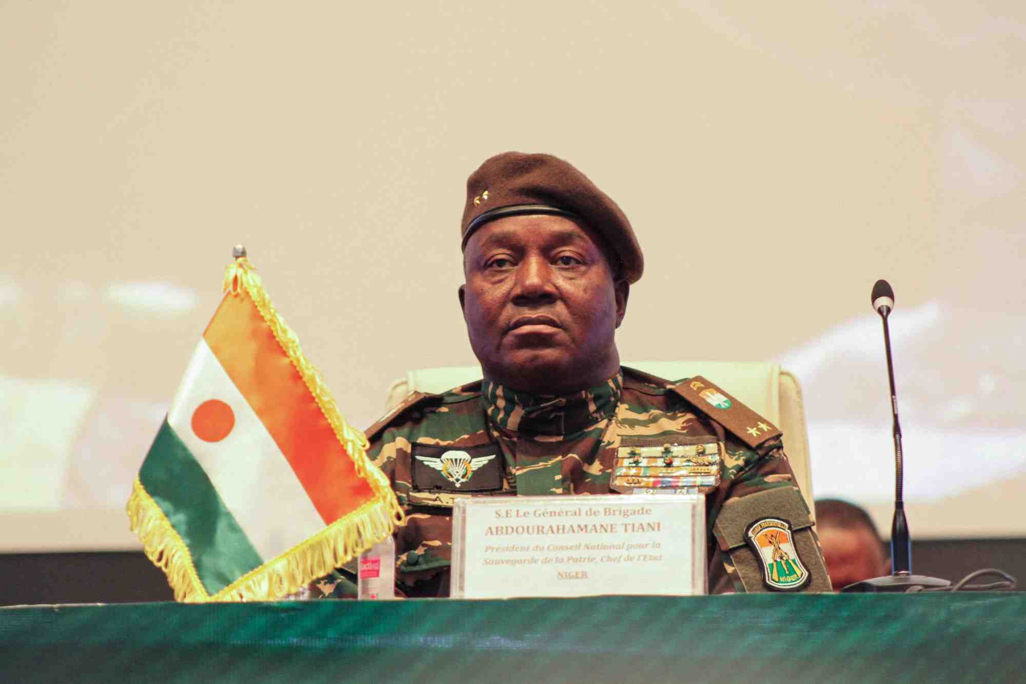 Le general abdourahamane tiani, chef de la junte du niger, assiste a un sommet a niamey