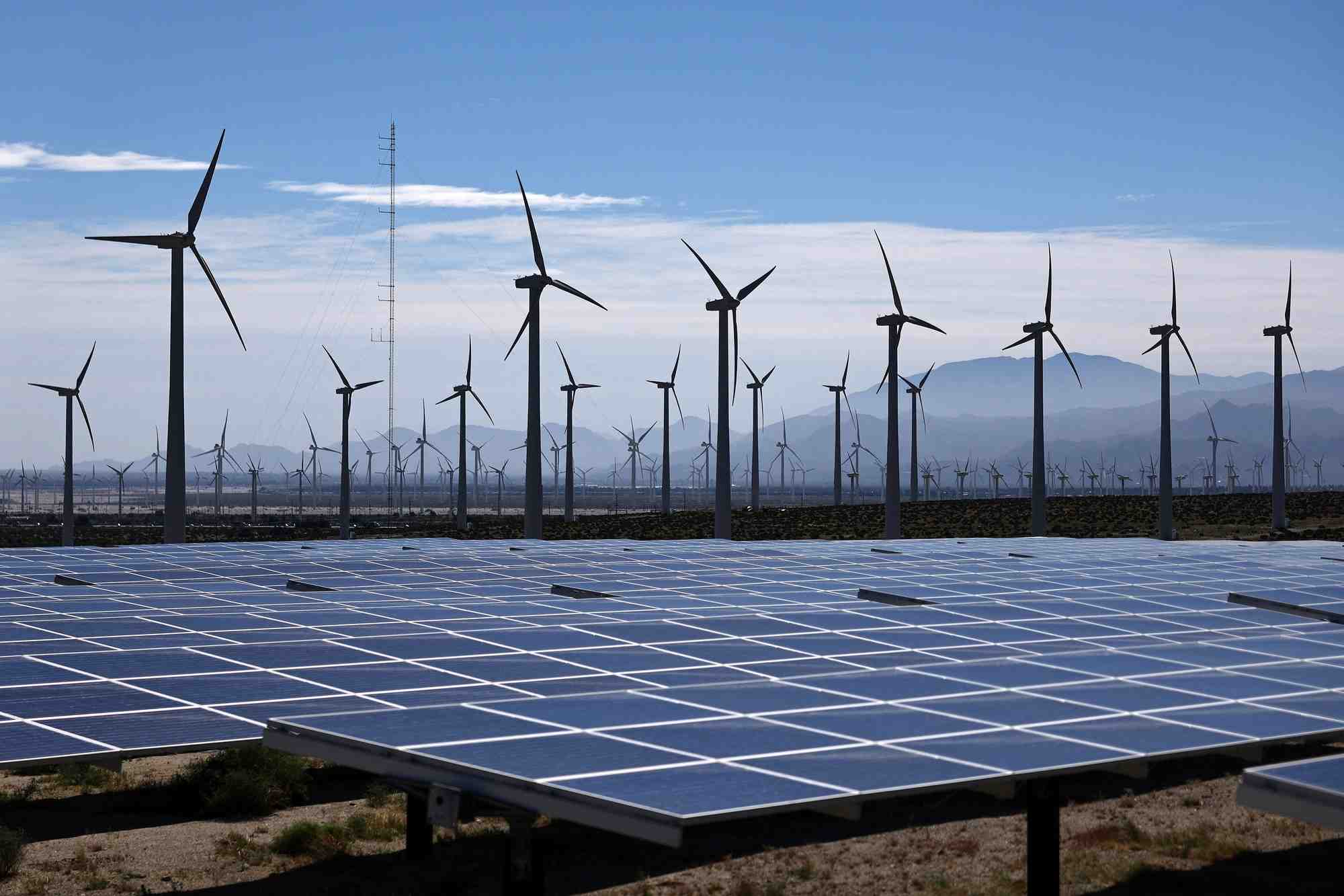 Un champ éolien et solaire à Palm Spring, en Californie.