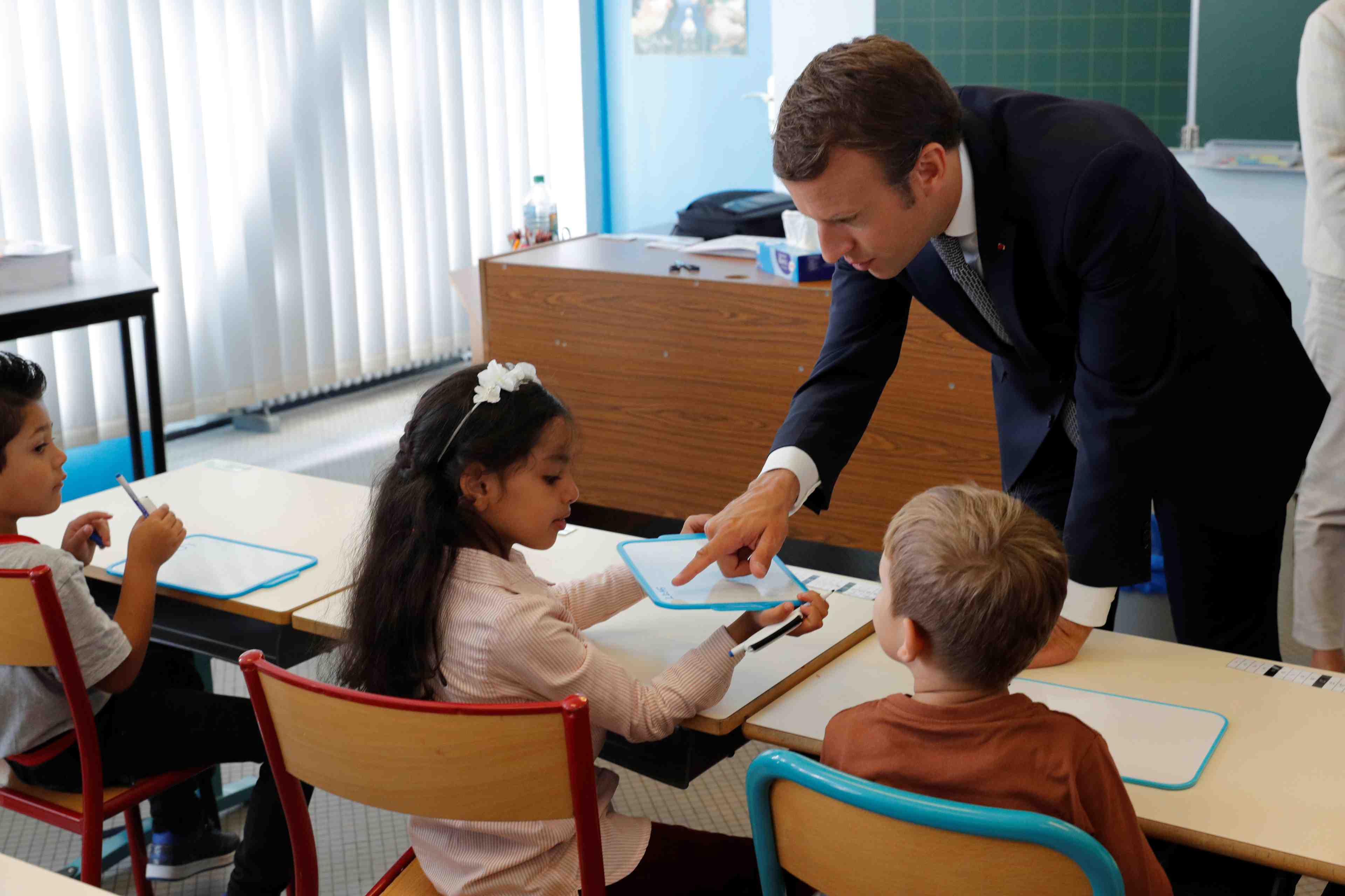 Macron promet de "transformer l'ecole comme jamais"