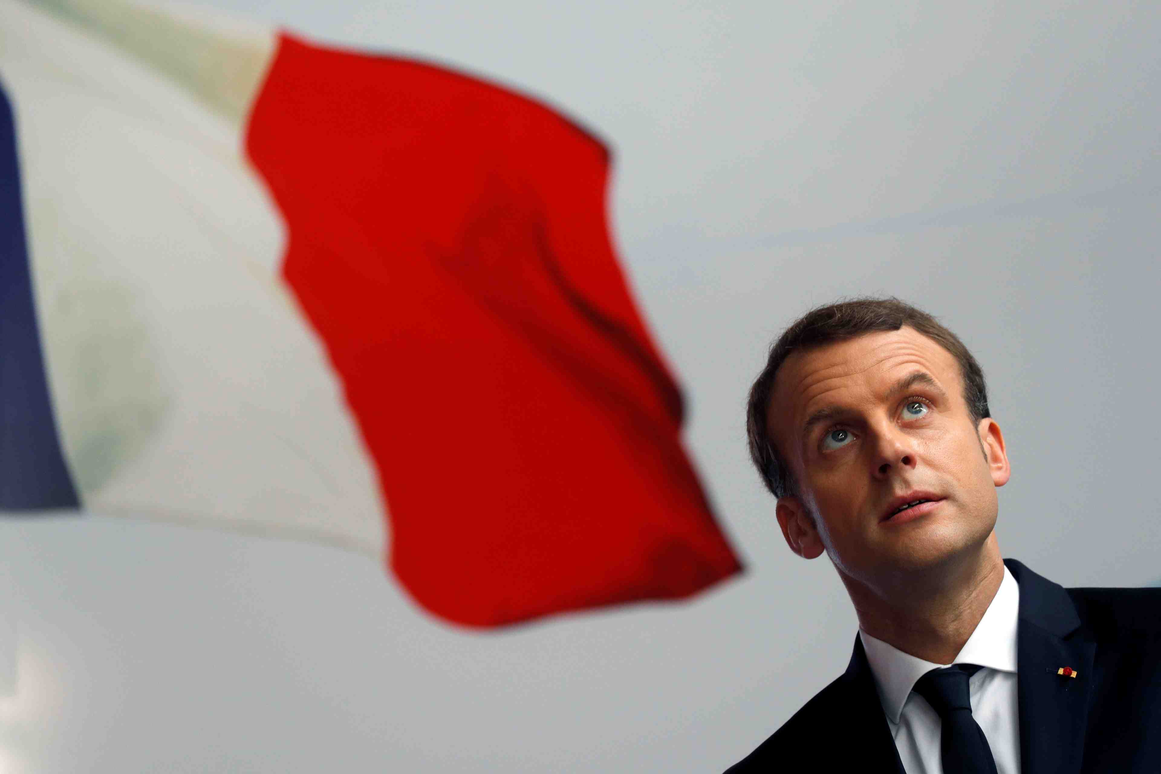 Terrorisme et economie, priorites de macron en algerie et au qatar