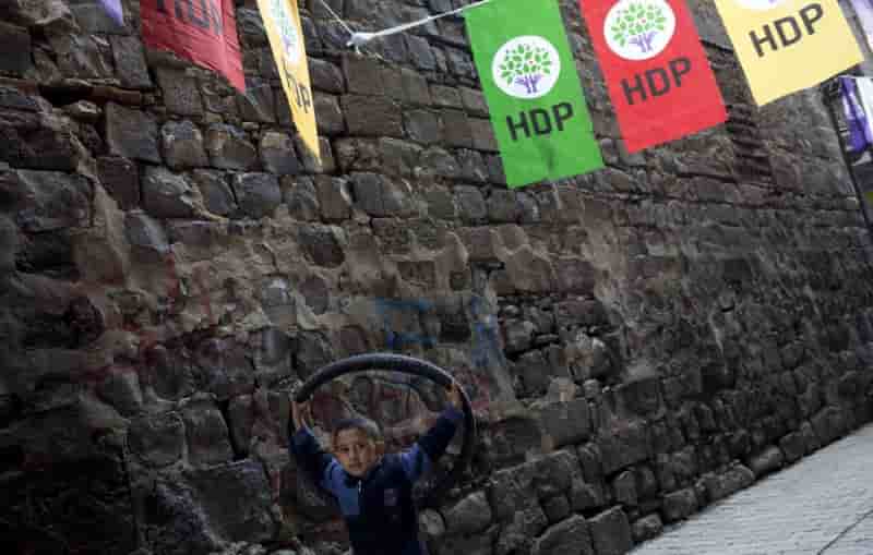 Turquie: deux deputes du parti pro-kurde hdp perdent leur statut