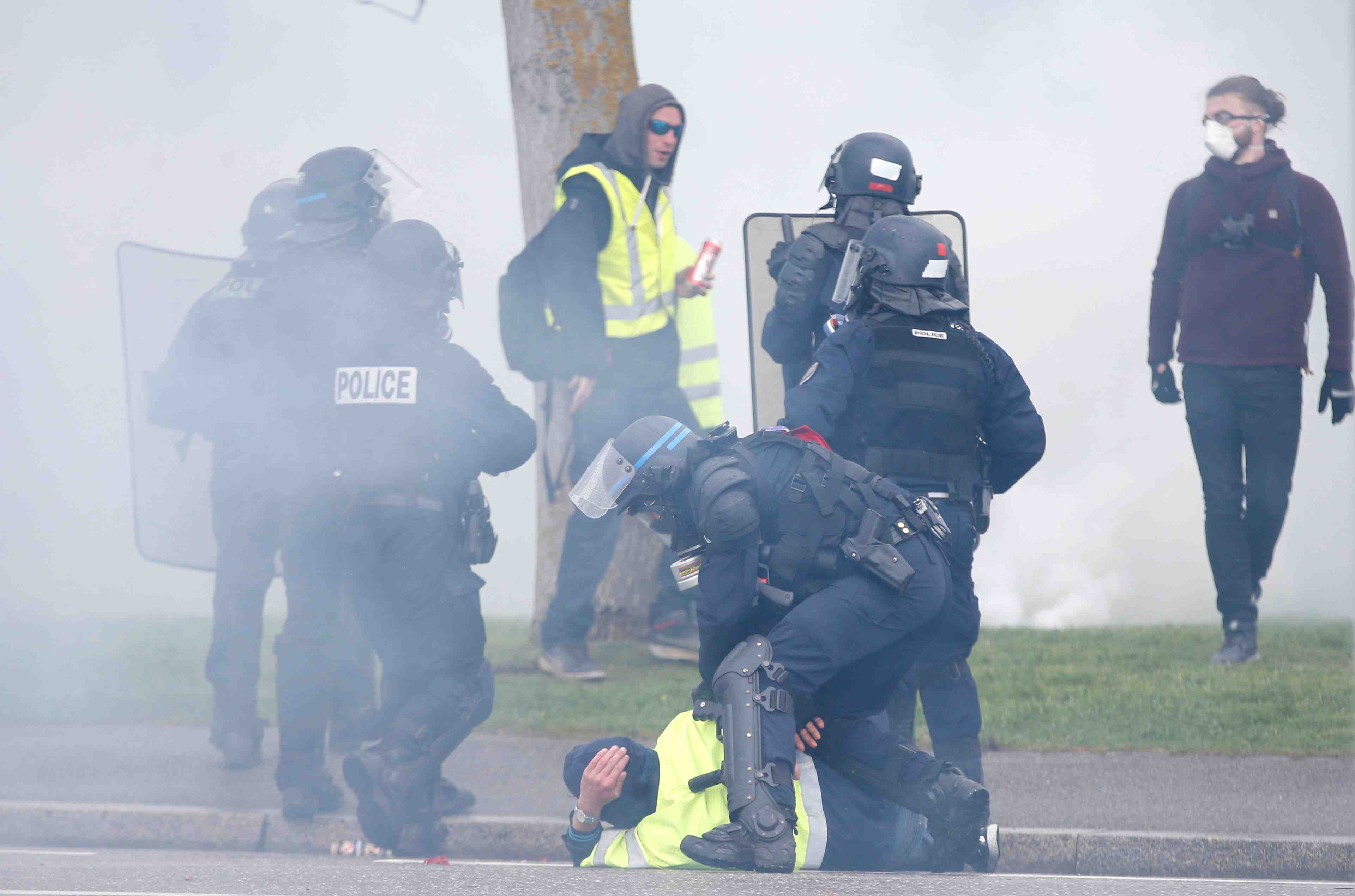 "gilets jaunes": des policiers seront juges, indique le procureur de paris