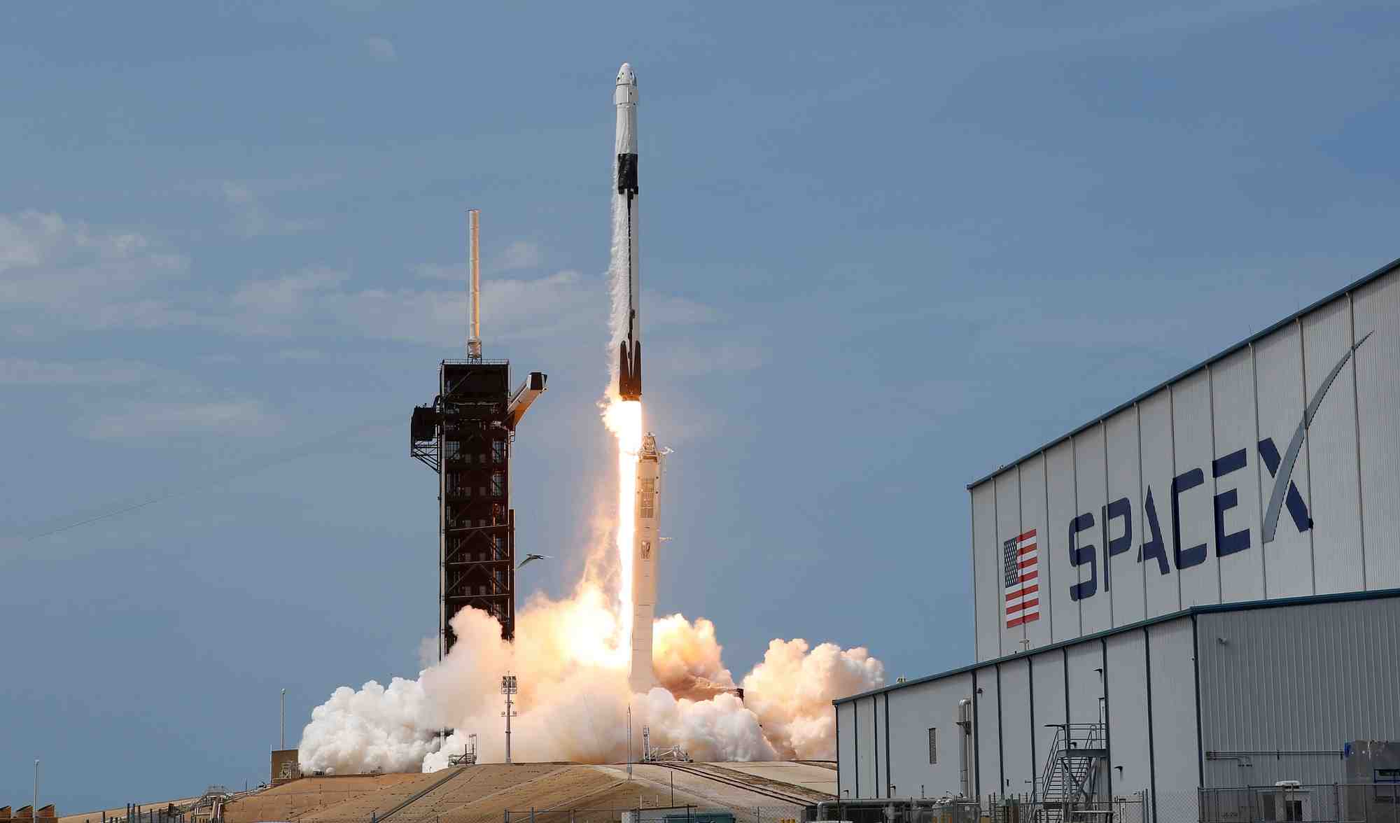 Le pentagone choisit spacex pour des satellites de detection de missiles