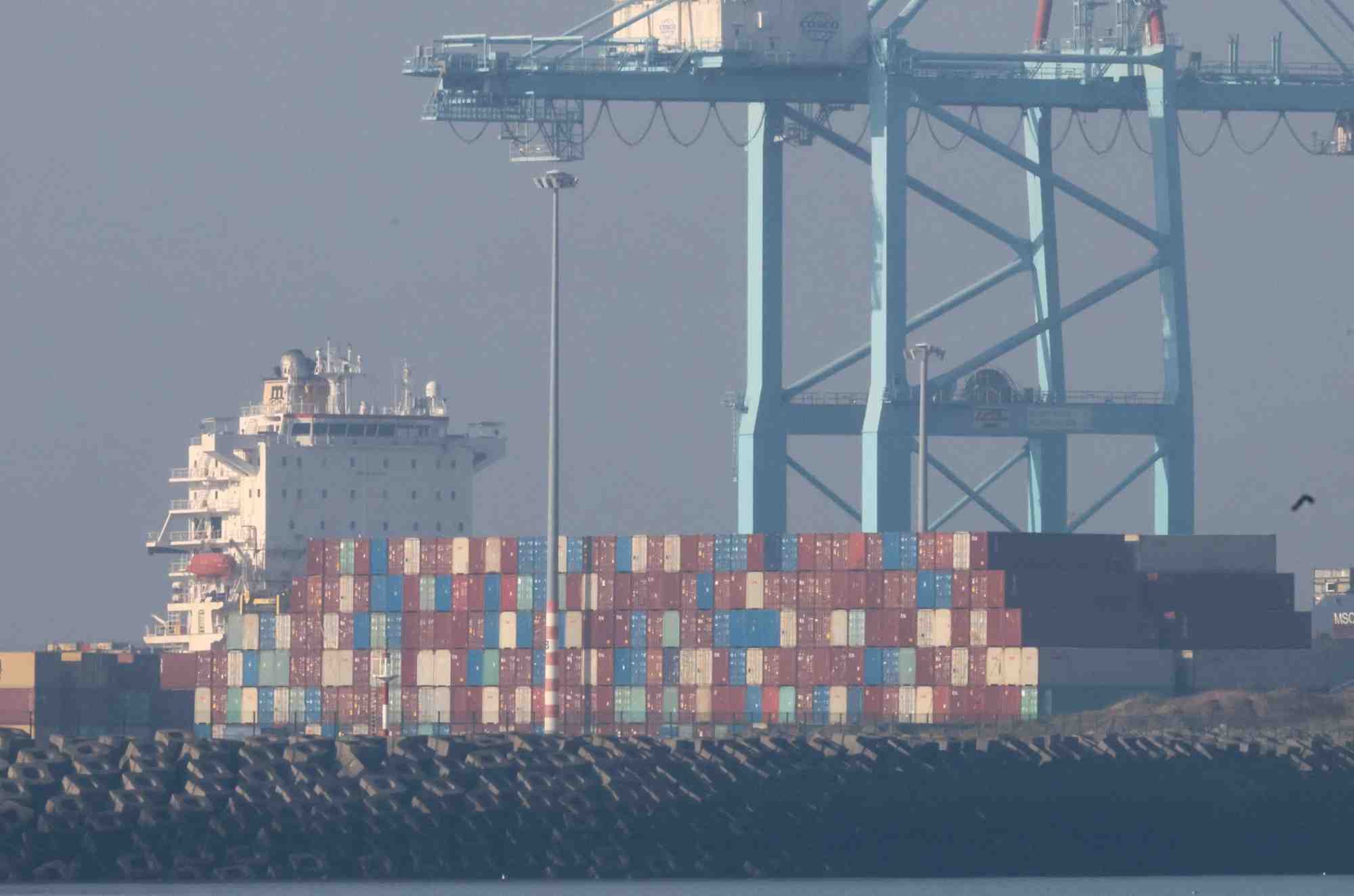 Vue d'un parking de voitures neuves destinees a l'exportation, dans le port belge de zeebrugge