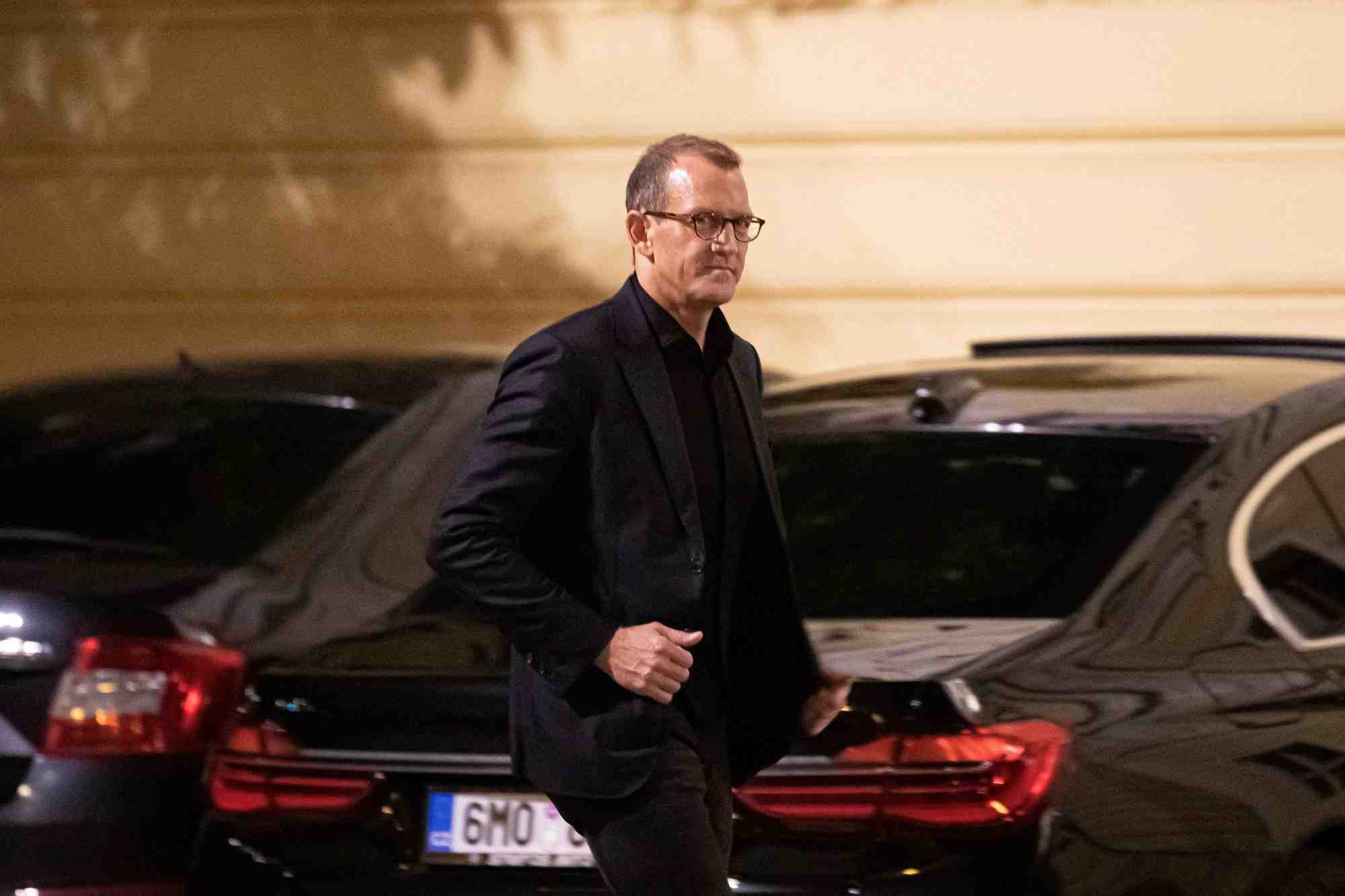 L'homme d'affaires tcheque daniel kretinsky se promene a prague