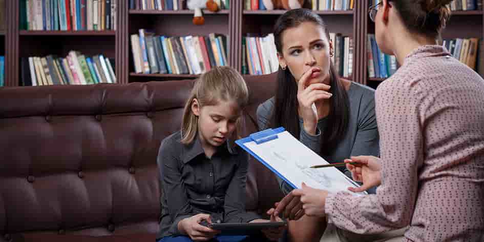 Une spécialiste de l'adolescence soutient les familles.