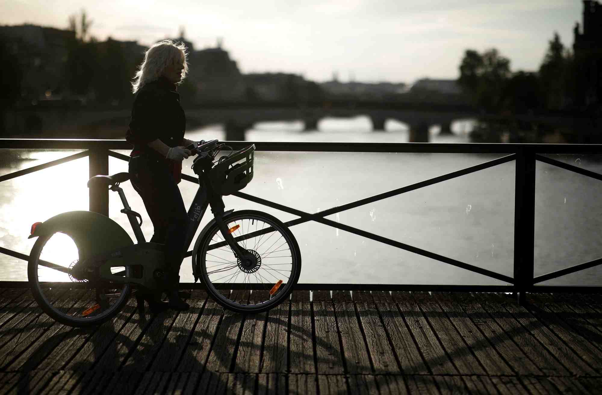 Une femme sur le pont des arts a paris