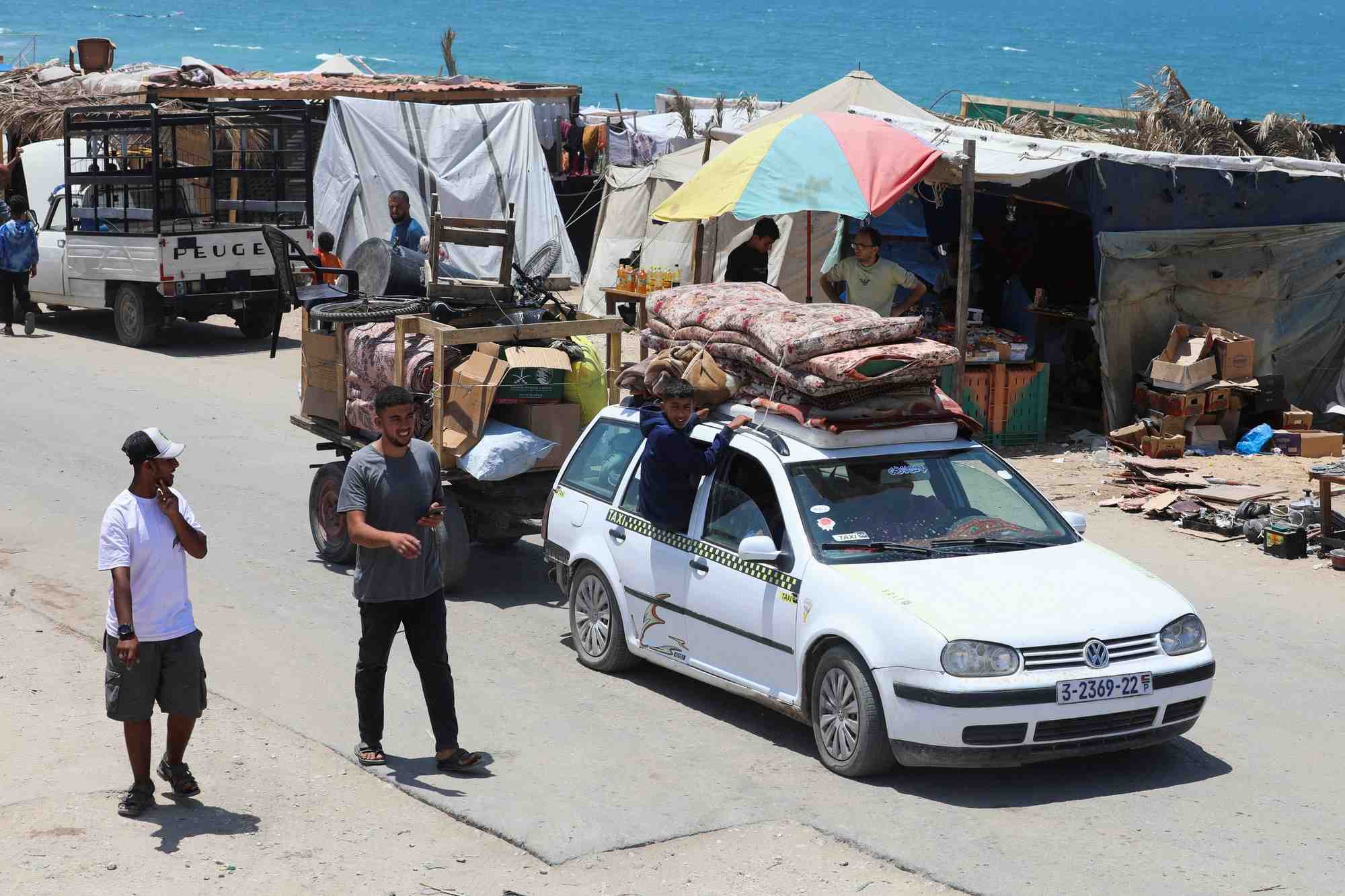 Des palestiniens continuent de fuir rafah