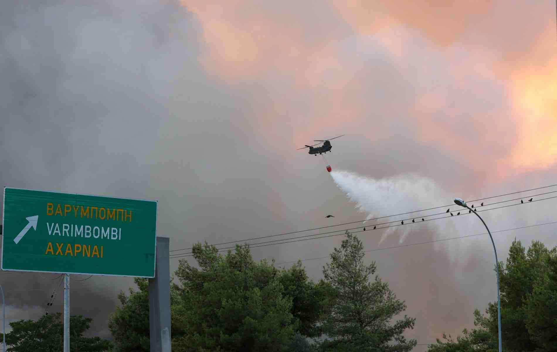 Le feu, qui s'est déclenché dans la ville de Varnavas, à quelque 35 kilomètres au nord-est d'Athènes, a touché plusieurs villes de banlieue.