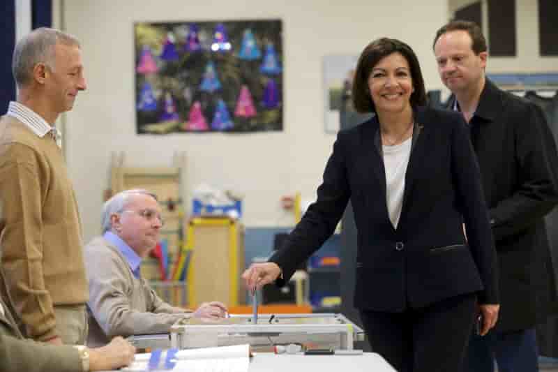 Anne Hidalgo remporte Paris avec 54,5% des voix, selon un sondage