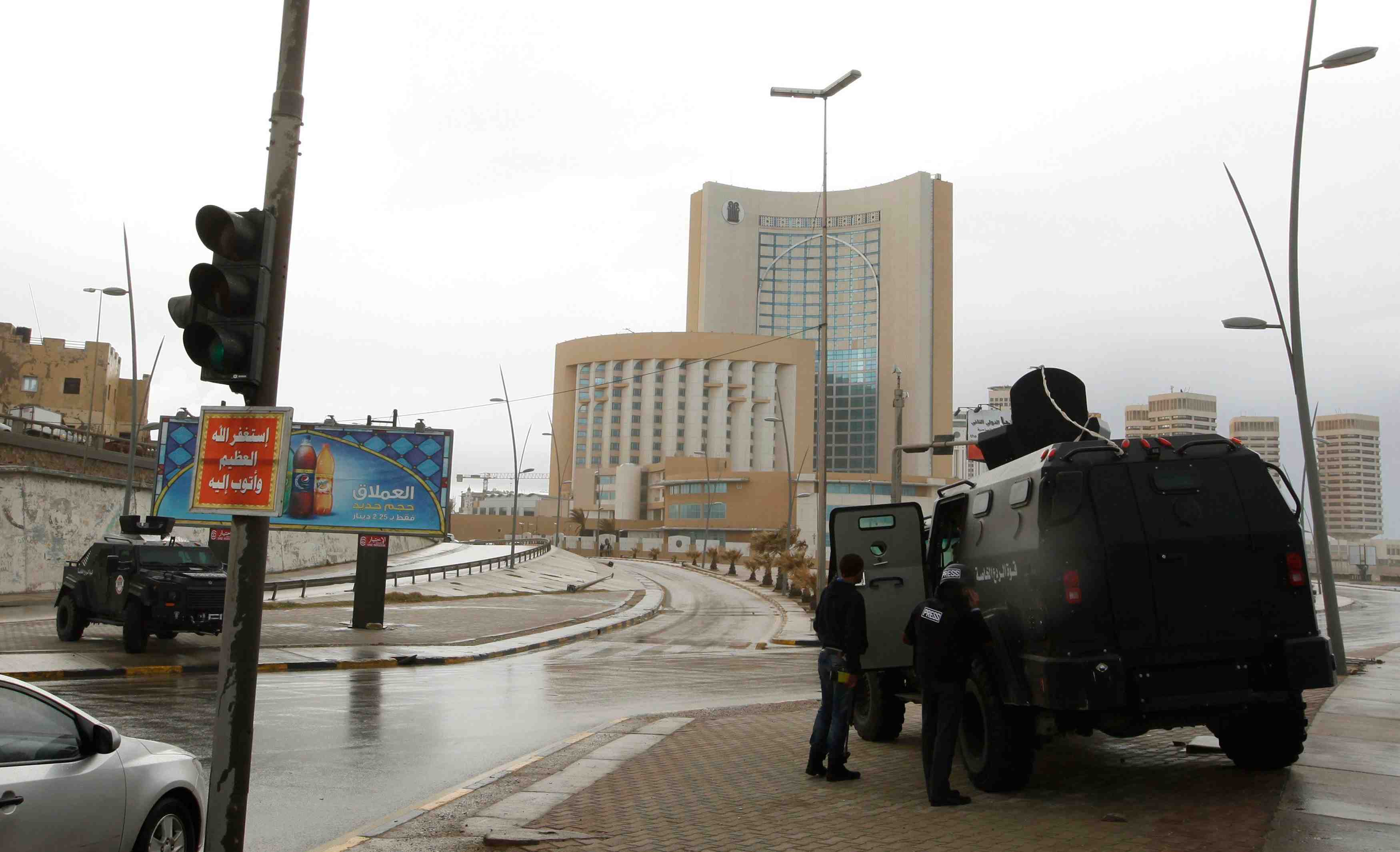 Un hotel de luxe attaque a tripoli, au moins trois morts