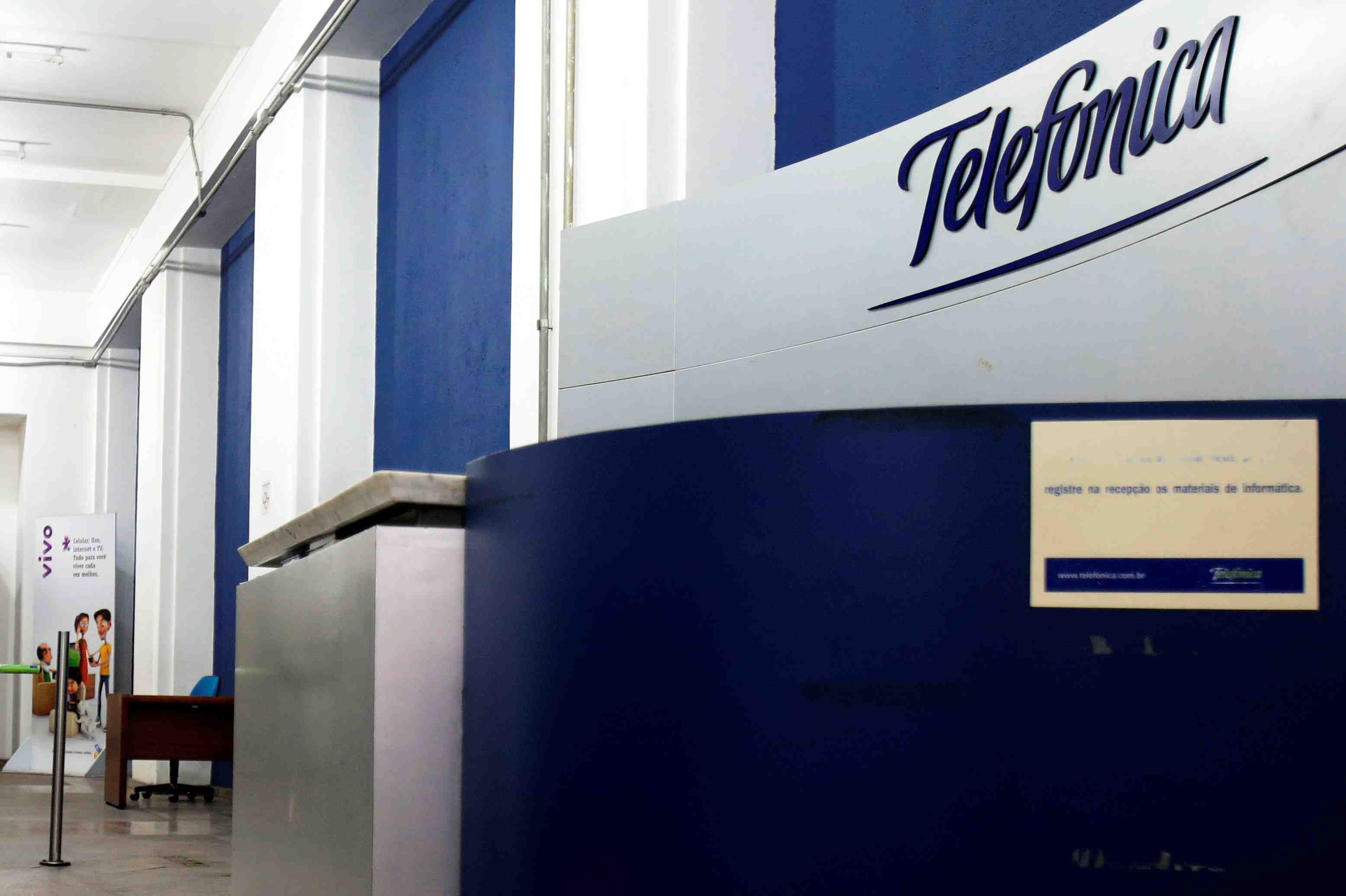 Liberty et telefonica fusionnent leurs activites britanniques pour concurrencer bt