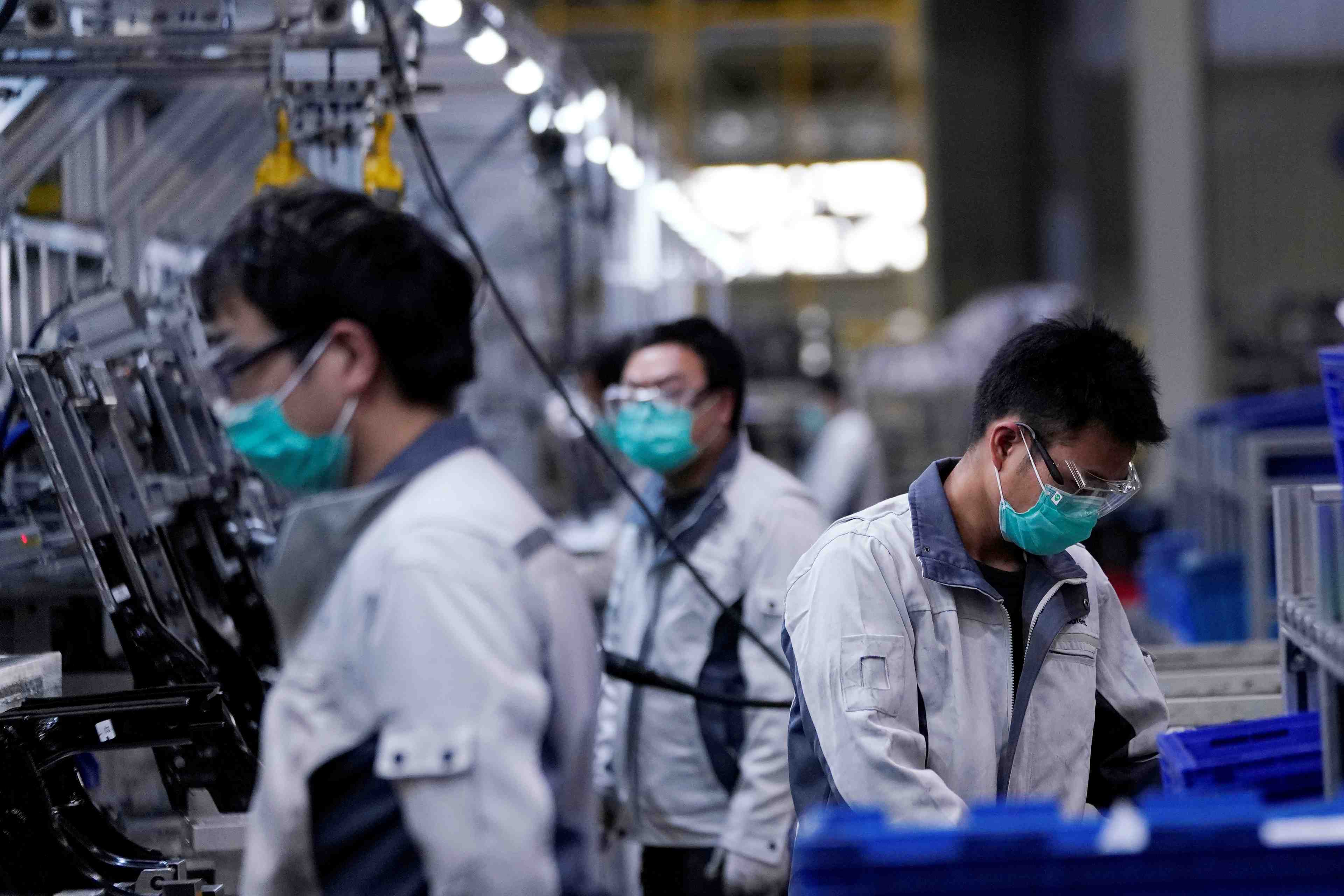 L'economie chinoise sous pression: l'activite industrielle ralentit en aout, celle des services se contracte