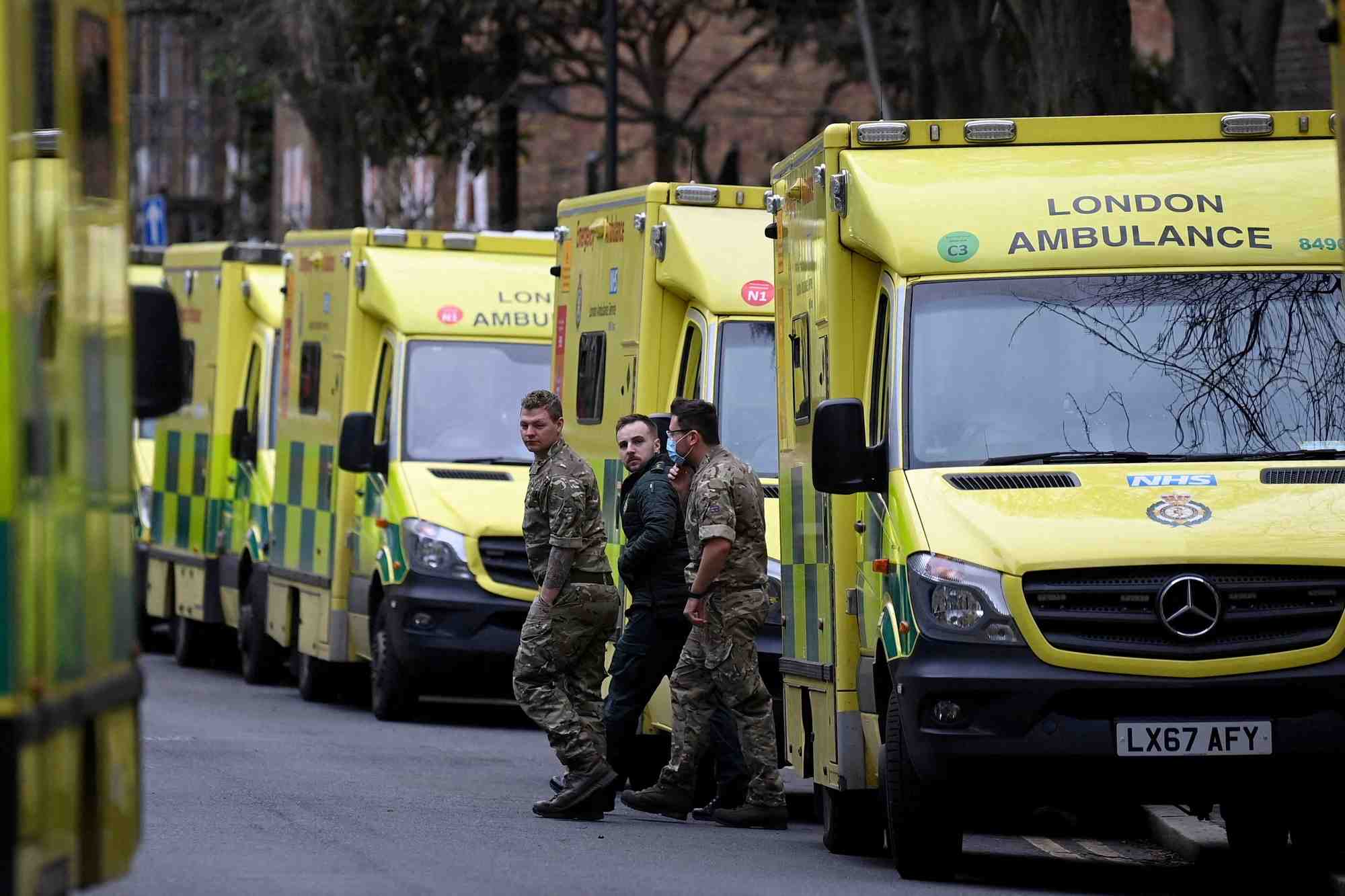 Les ambulanciers participent a une greve a londres