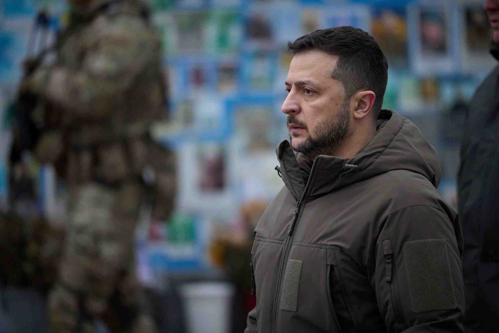 Le president ukrainien volodymyr zelenskiy visite un site commemoratif des soldats ukrainiens, a kyiv