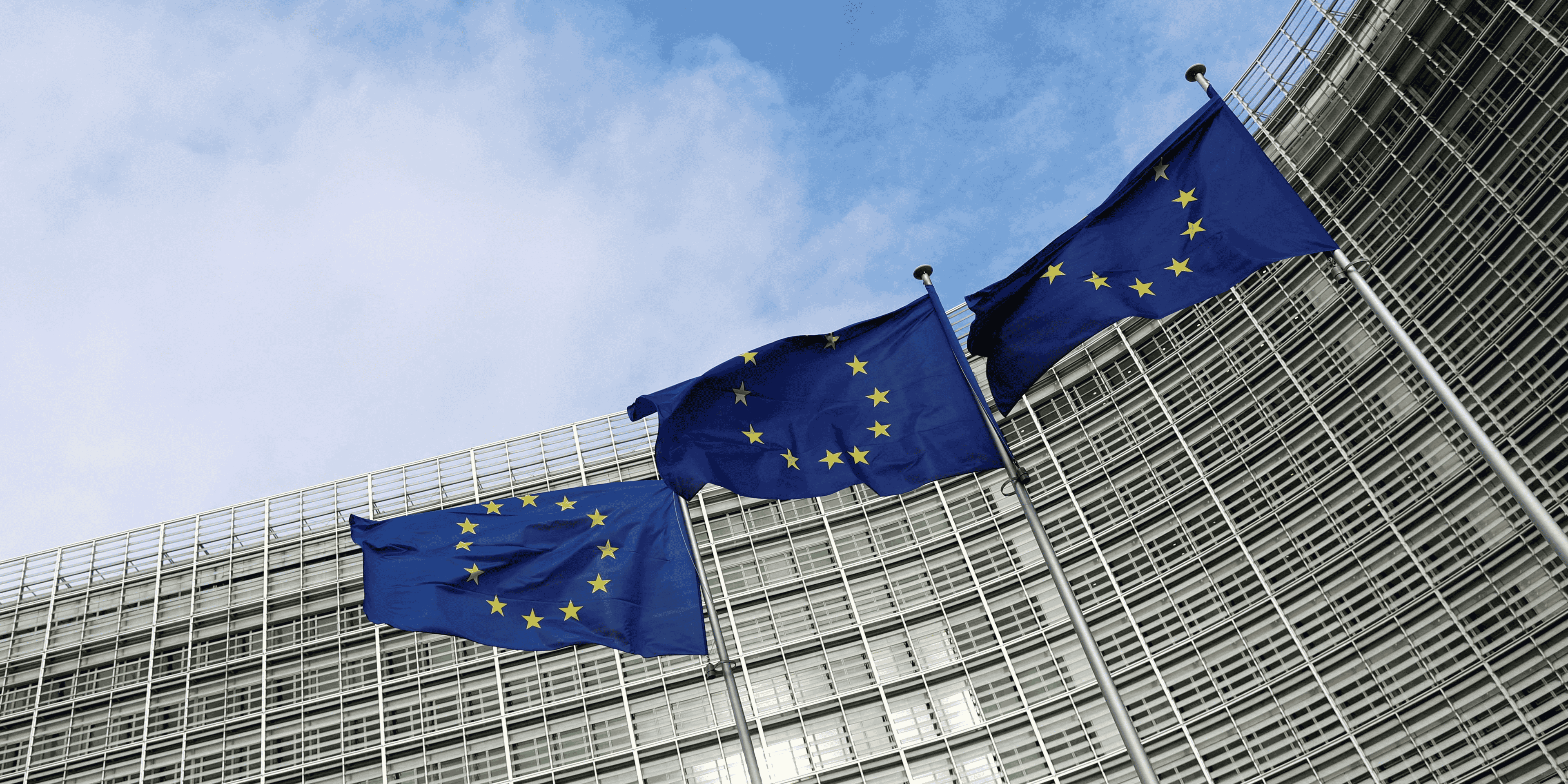 Des drapeaux de l'ue flottent devant la commission europeenne a bruxelles
