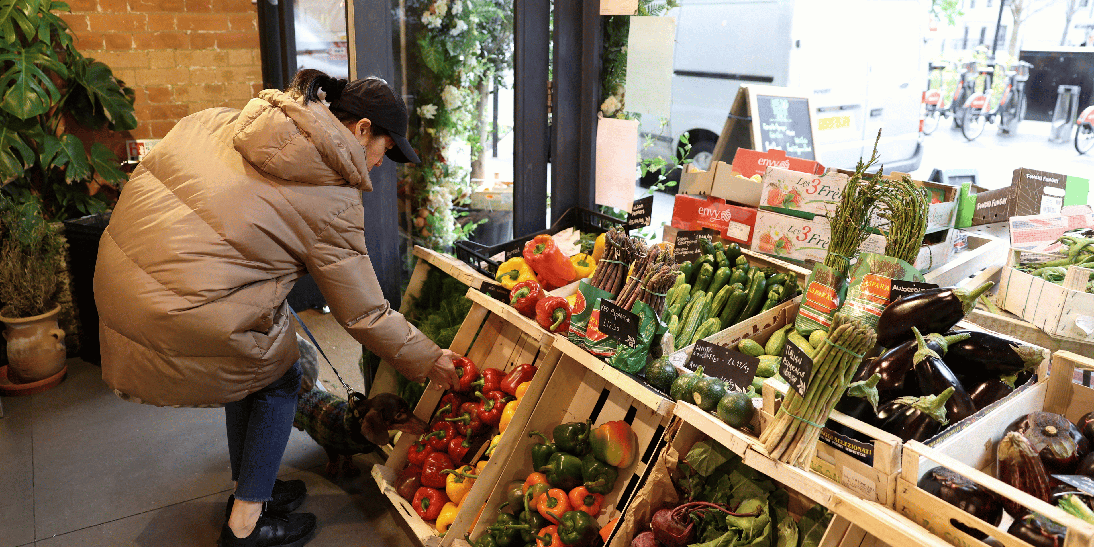 Une cliente achete des legumes a l'epicerie fine andreas, a londres