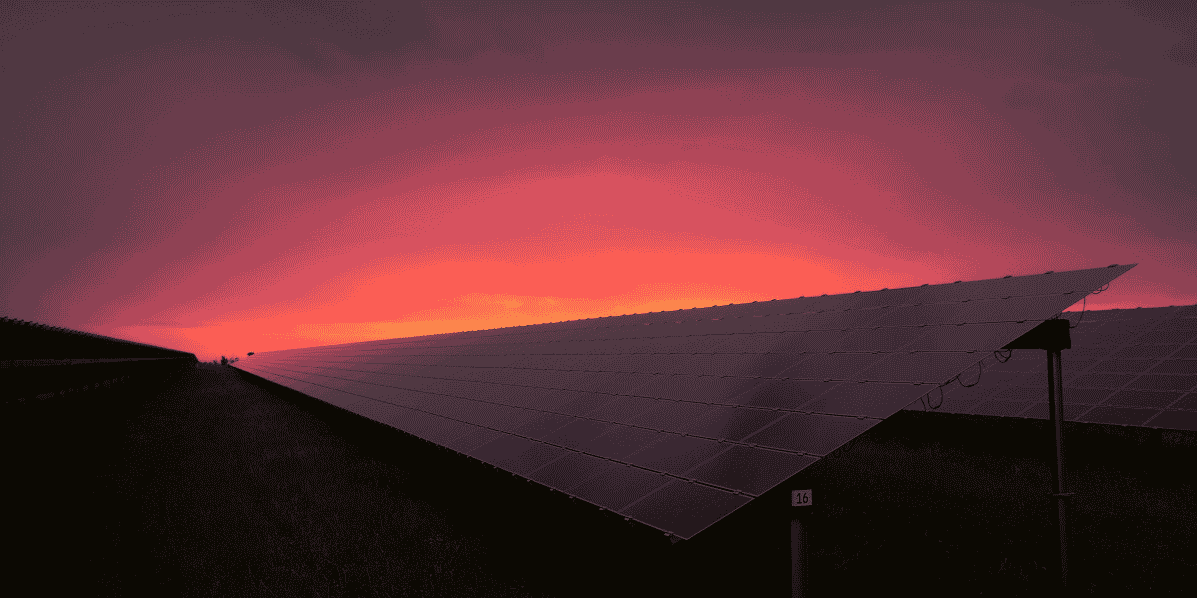 Une centrale solaire posée au sol.