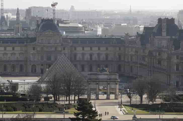 L'esplanade du louvre evacuee par mesure de precaution