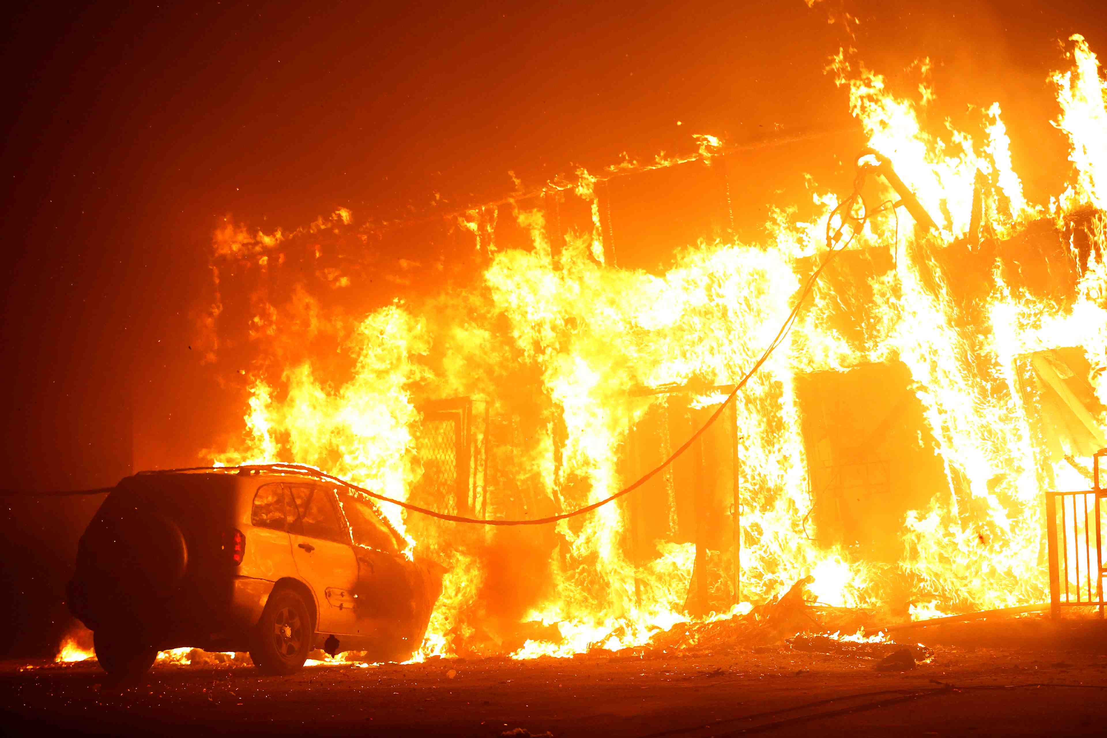 Incendie de foret ravageur dans le nord de la californie